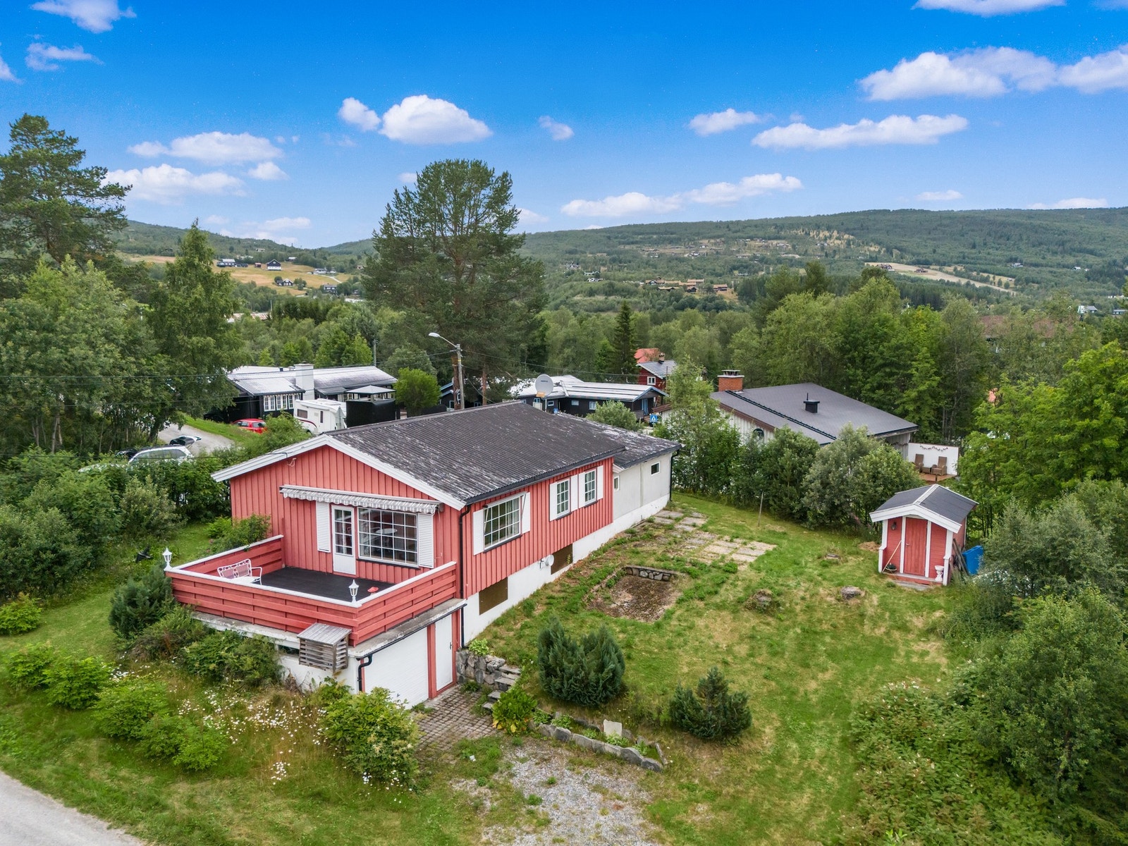 Dukkehuset i hagen er nå brukt til lagring Galleribilde