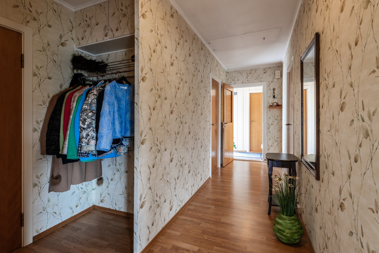 Gang med garderobe-løsning Galleribilde