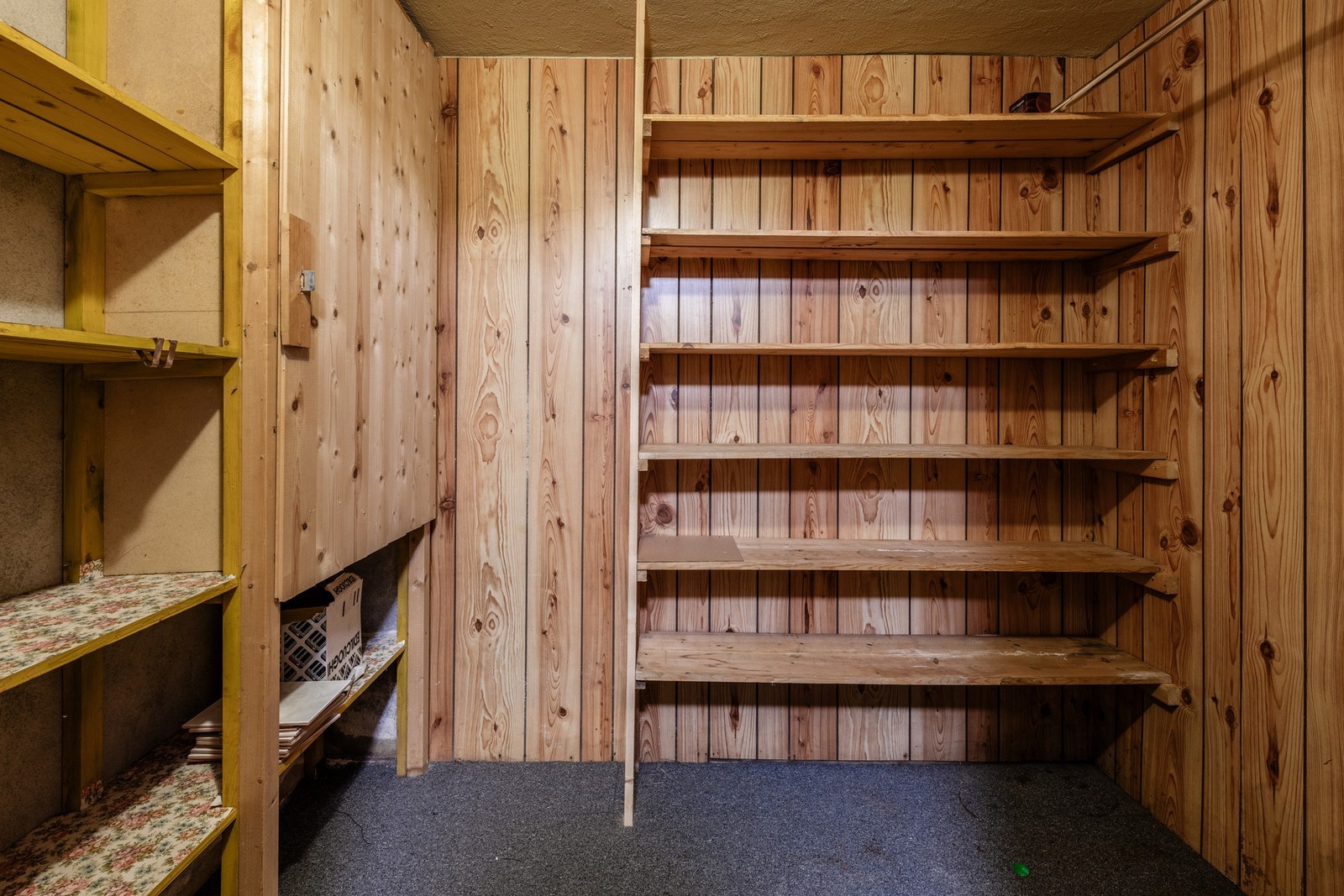 I underetasjen er det god plass til lagring og oppbevaring Galleribilde