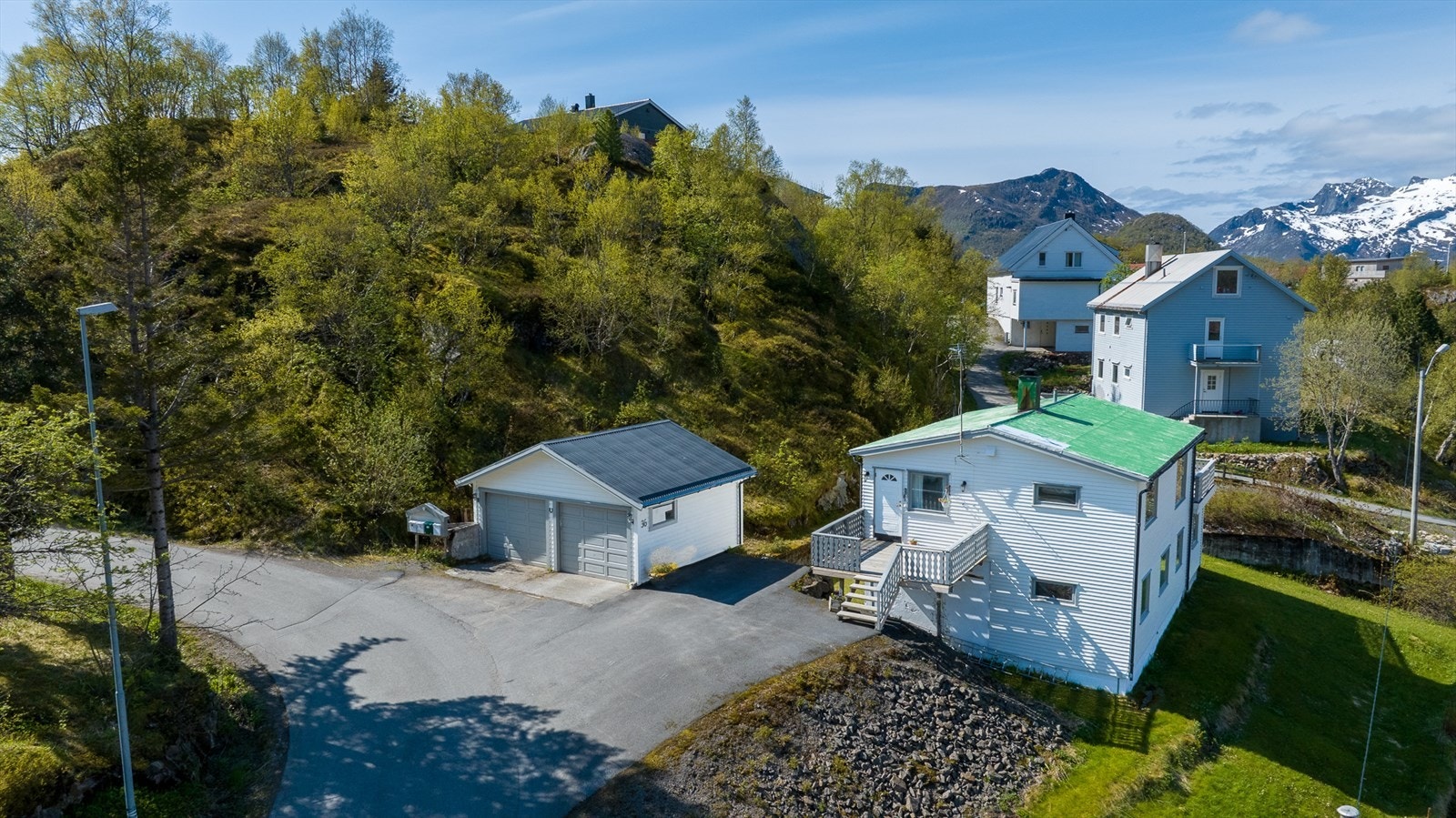 Eneboligen har god både garasje og god plass til parkering utenfor Galleribilde