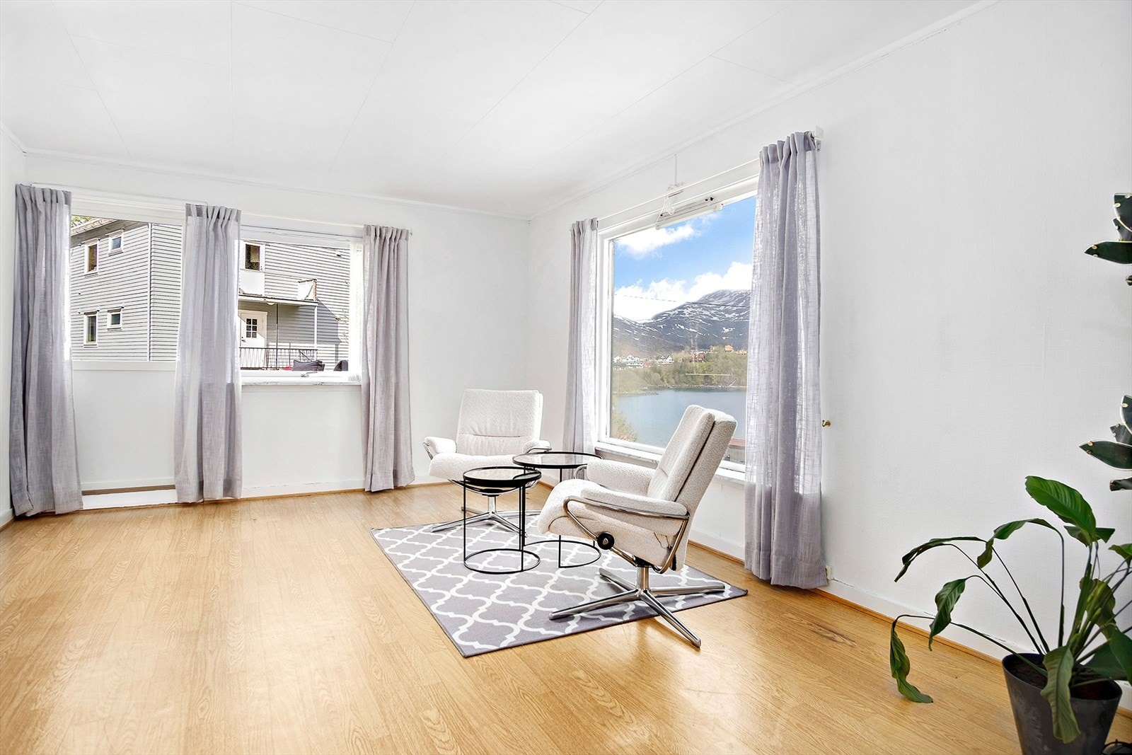 Stue med veldig god utsikt og utgang til terrasse - 2.etg. Galleribilde