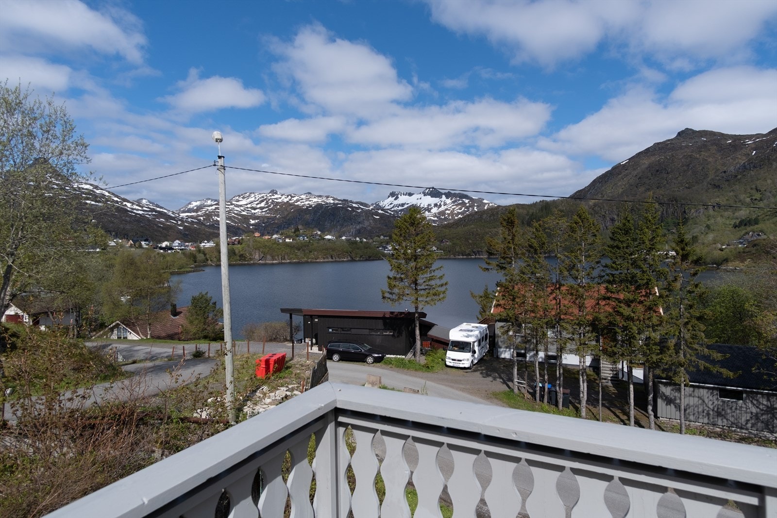 Suveren utsikt mot sjø og fjell og veldig gode solforhold - 2.etg. Galleribilde