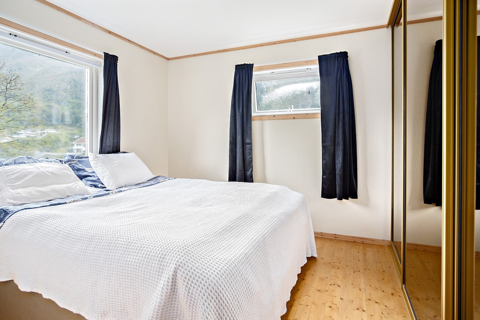 Hovedsoverom med skyvedørsgarderobe - 1.etg. Galleribilde