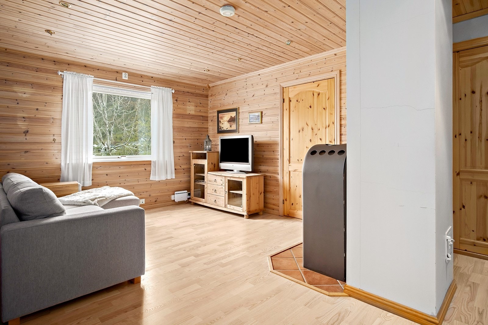 Flott stue med vedovn - 1.etg. Galleribilde
