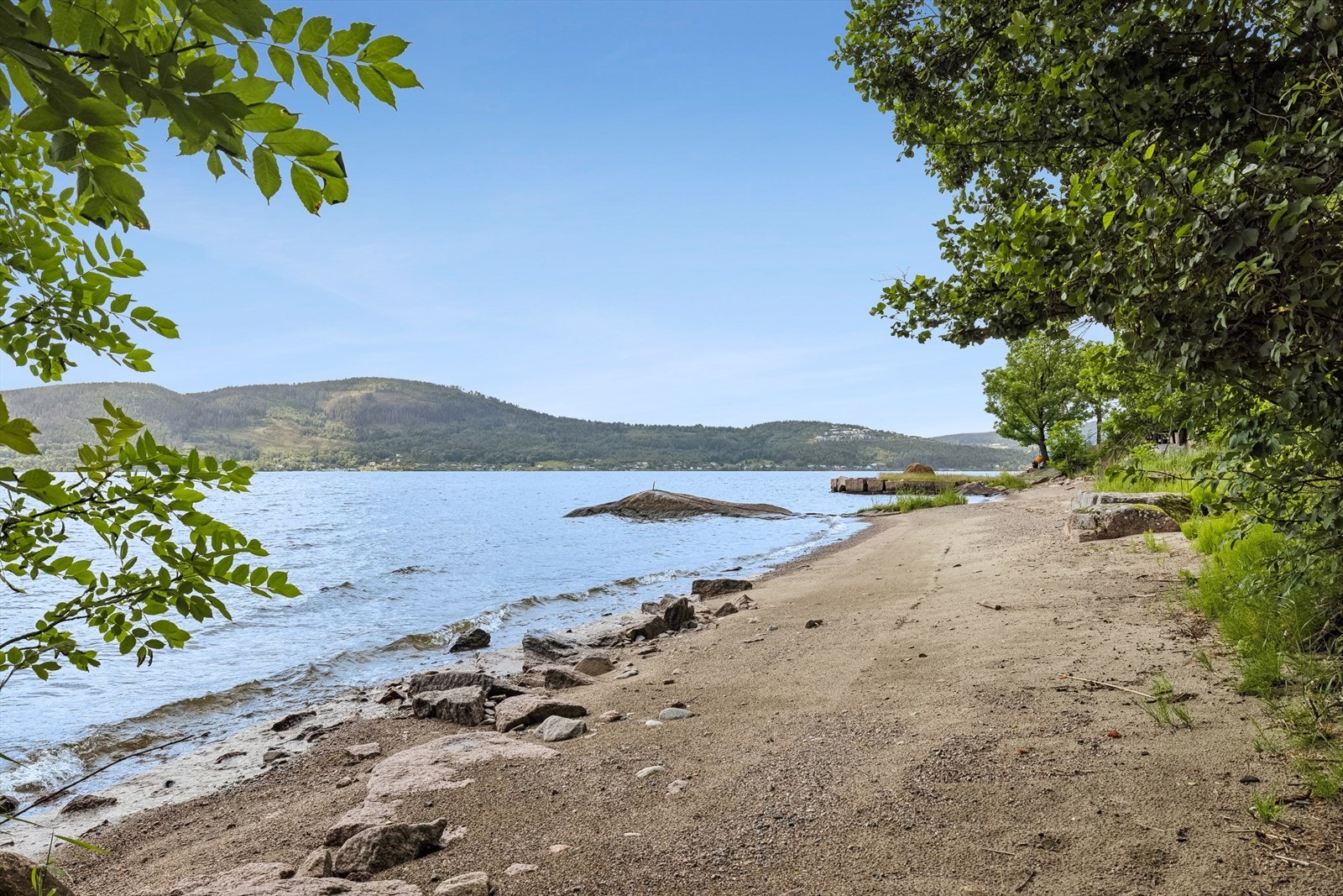 Her kan man finne både svaberg og sandstrand. Galleribilde