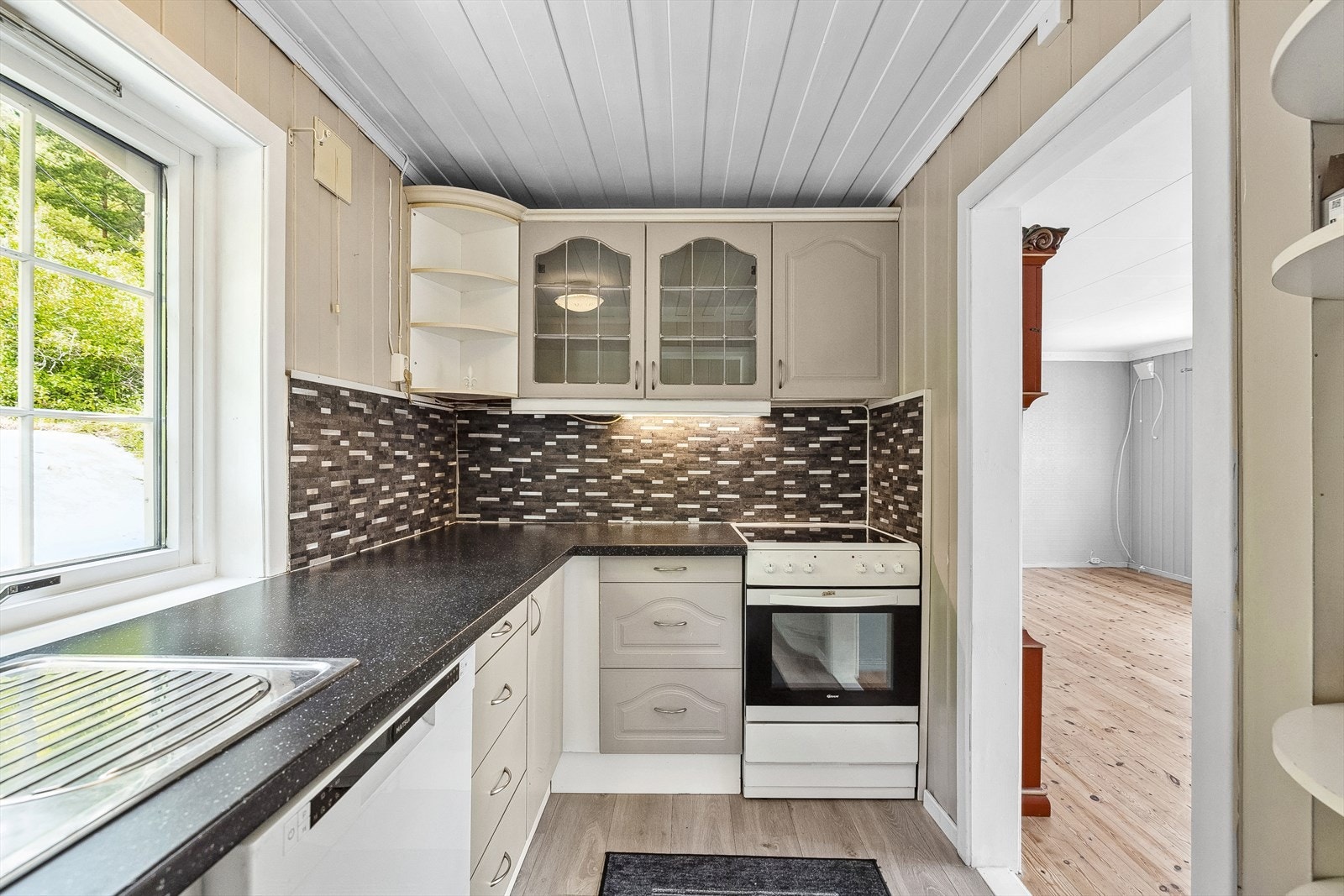 Komfyr, oppvaskmaskin og kjøleskap medfølger handelen. Galleribilde