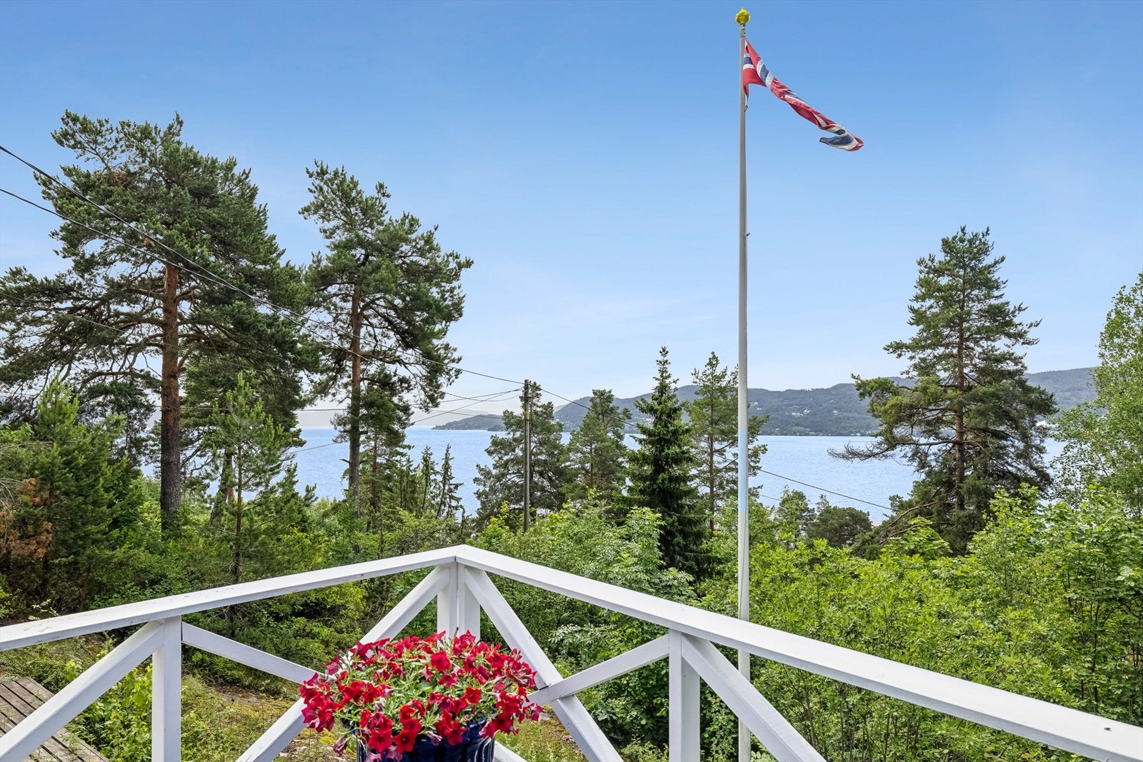 Stor solrik terrasse med fjordutsikt Galleribilde