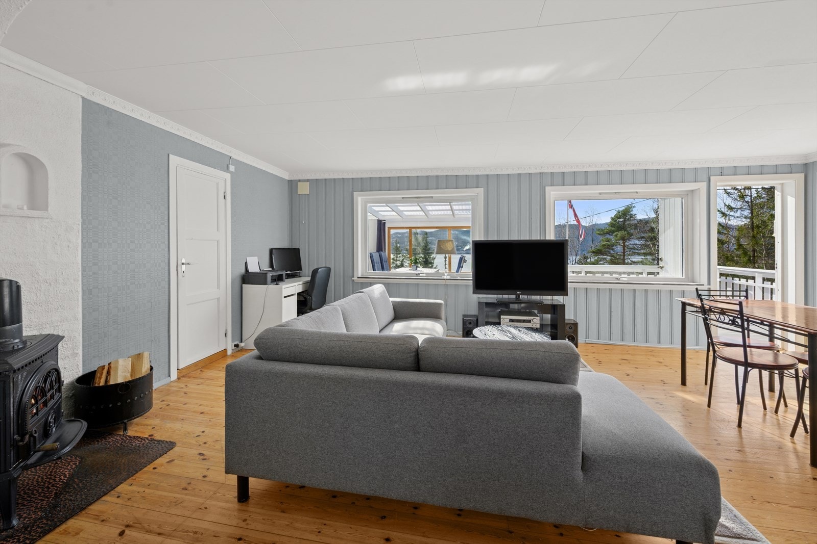 Stuen har godt lysinnslipp. Galleribilde