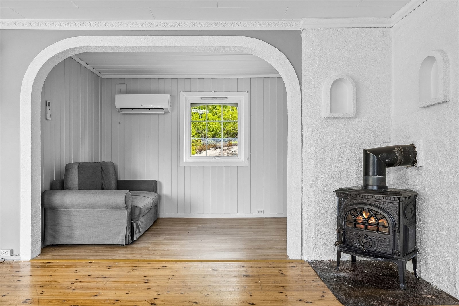 Stue med peisovn og varmepumpe. Galleribilde