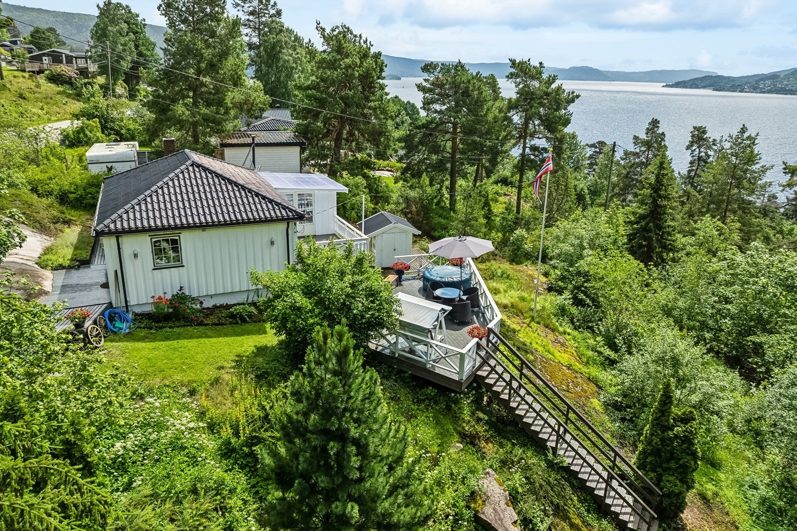Tomten byr på gode solforhold og nærhet til sjøen. Galleribilde