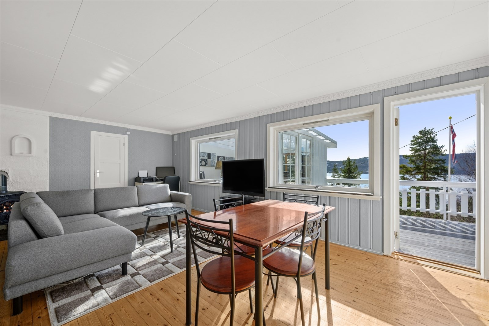 Stor og romslig stue med plass til møblering i to soner. Galleribilde