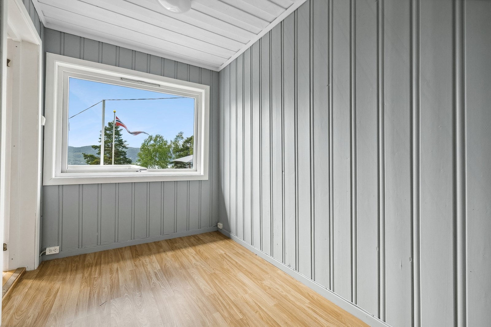 Fint soverom med utsikt. Galleribilde