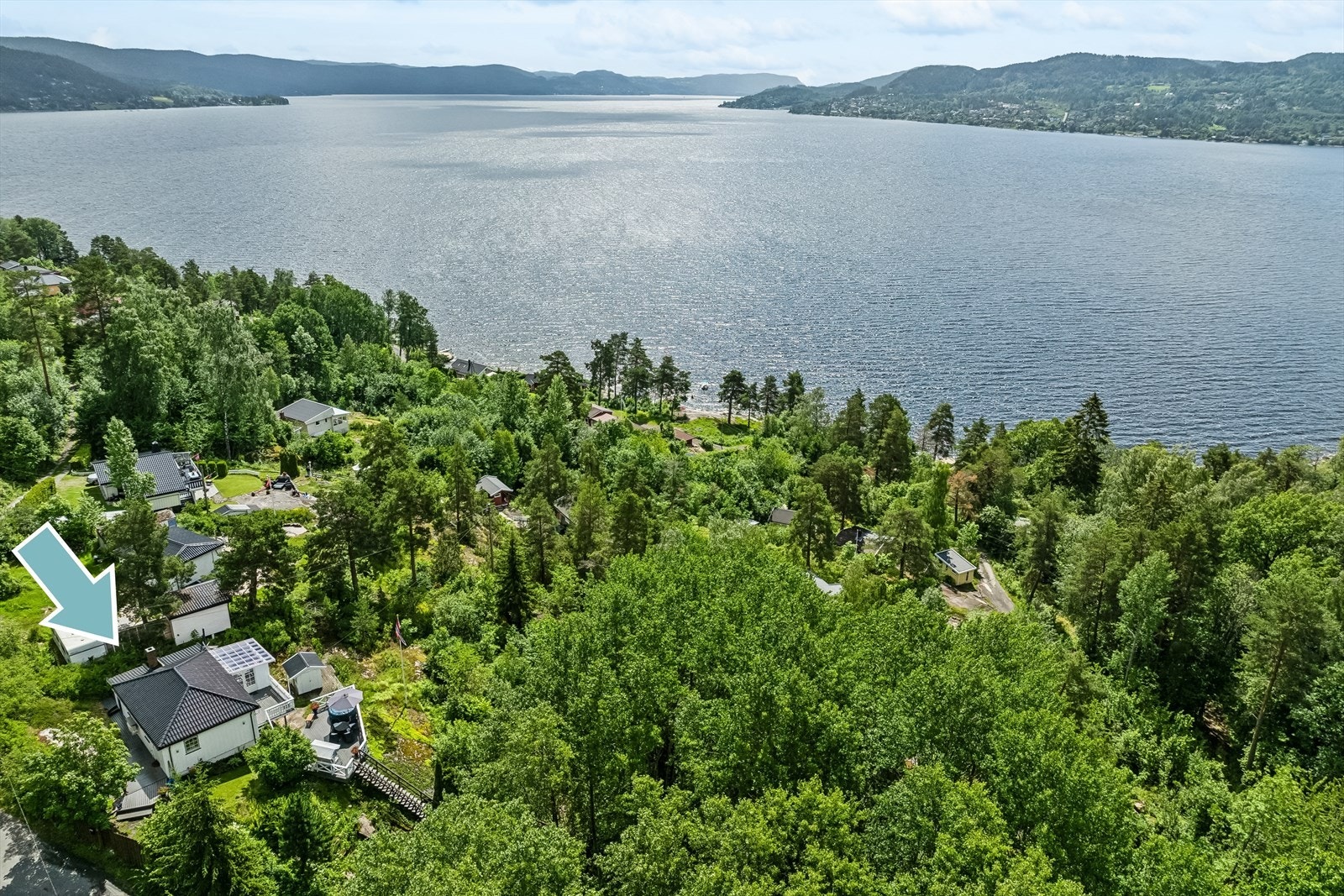 Fritidseiendommen ligger på et høydedrag med flott utsikt og gode solforhold. Galleribilde