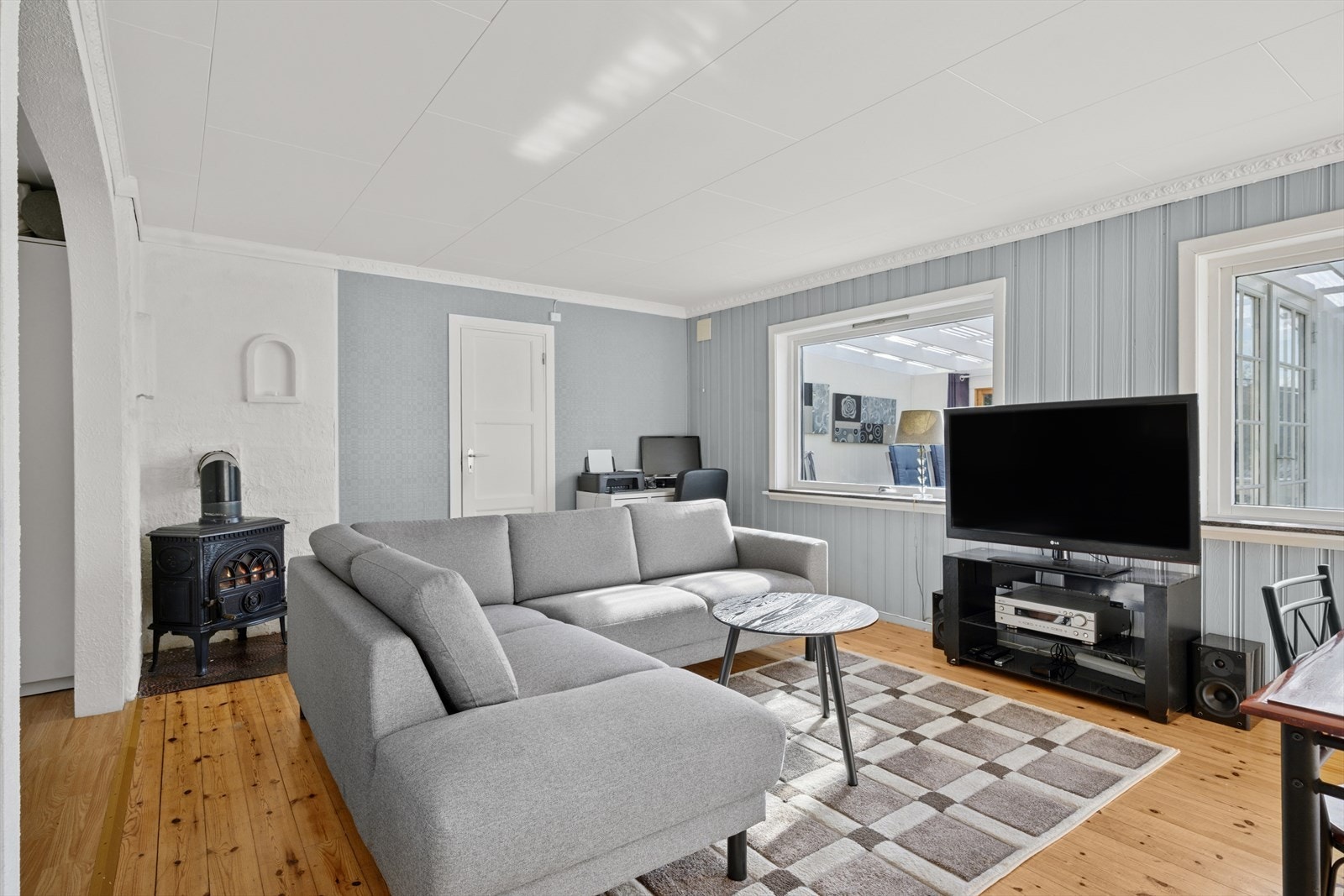 I stuen er det bare peisovn og varmepumpe. Galleribilde