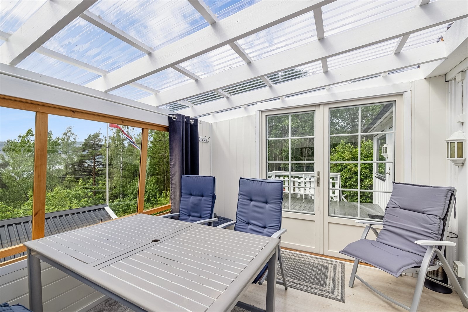 Hytta har en fin vinterhage. Galleribilde