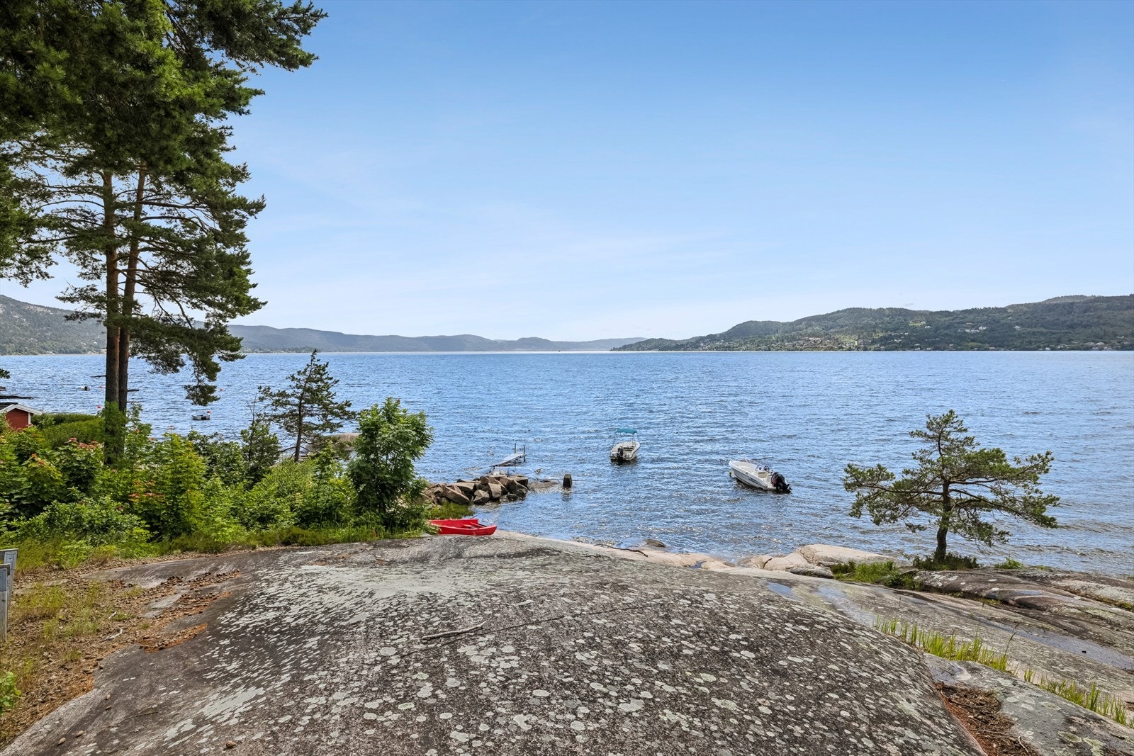 Det er gangavstand til fjorden med fine bademuligheter. Galleribilde