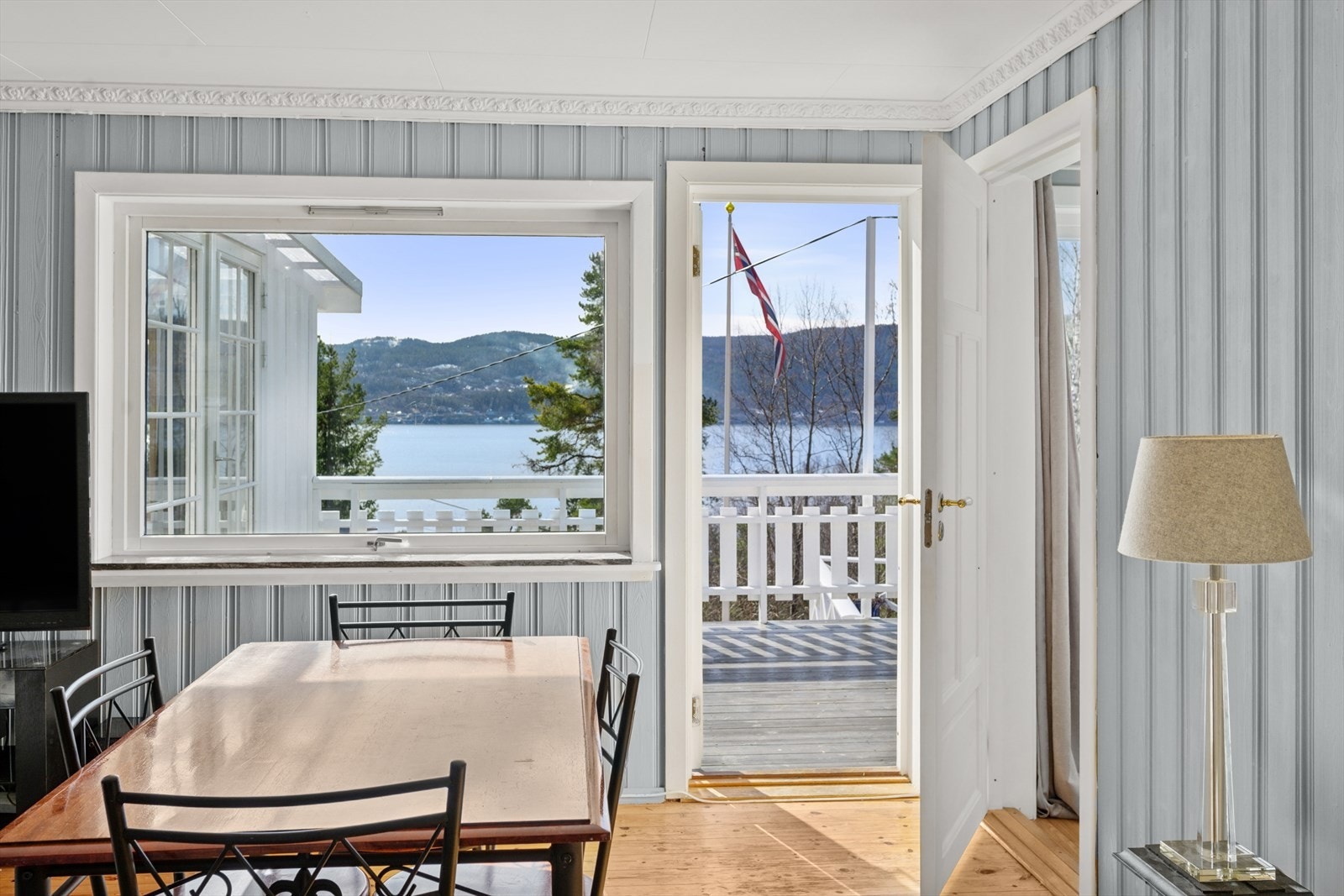 Stue med direkte utgang til solrik terrasse Galleribilde