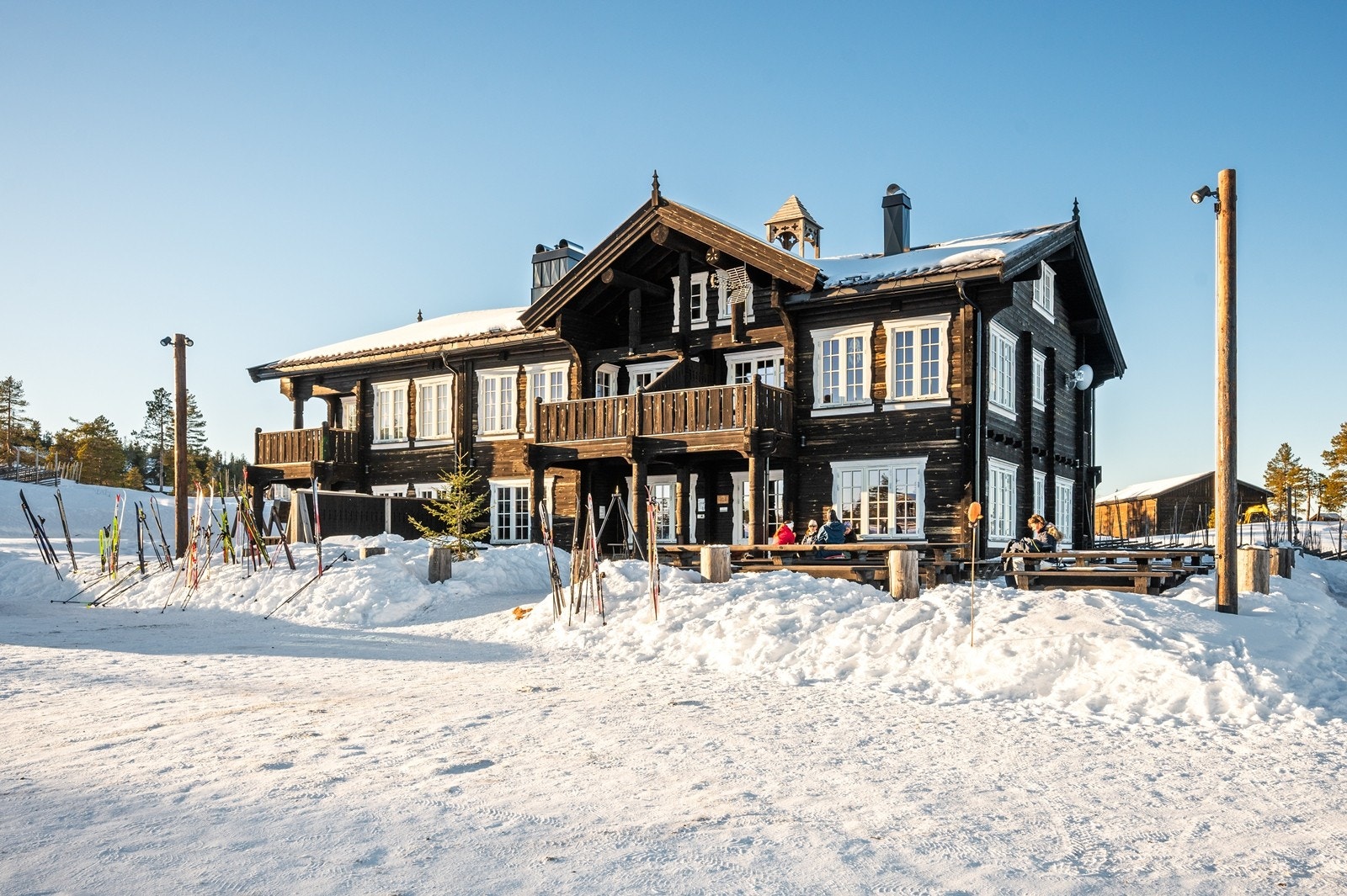 Blefjell Lodge med cafe/restaurant og servering. Lodgen tilbyr også overnatting, har matbutikk og er et naturlig samlingssted på Blefjell. Galleribilde
