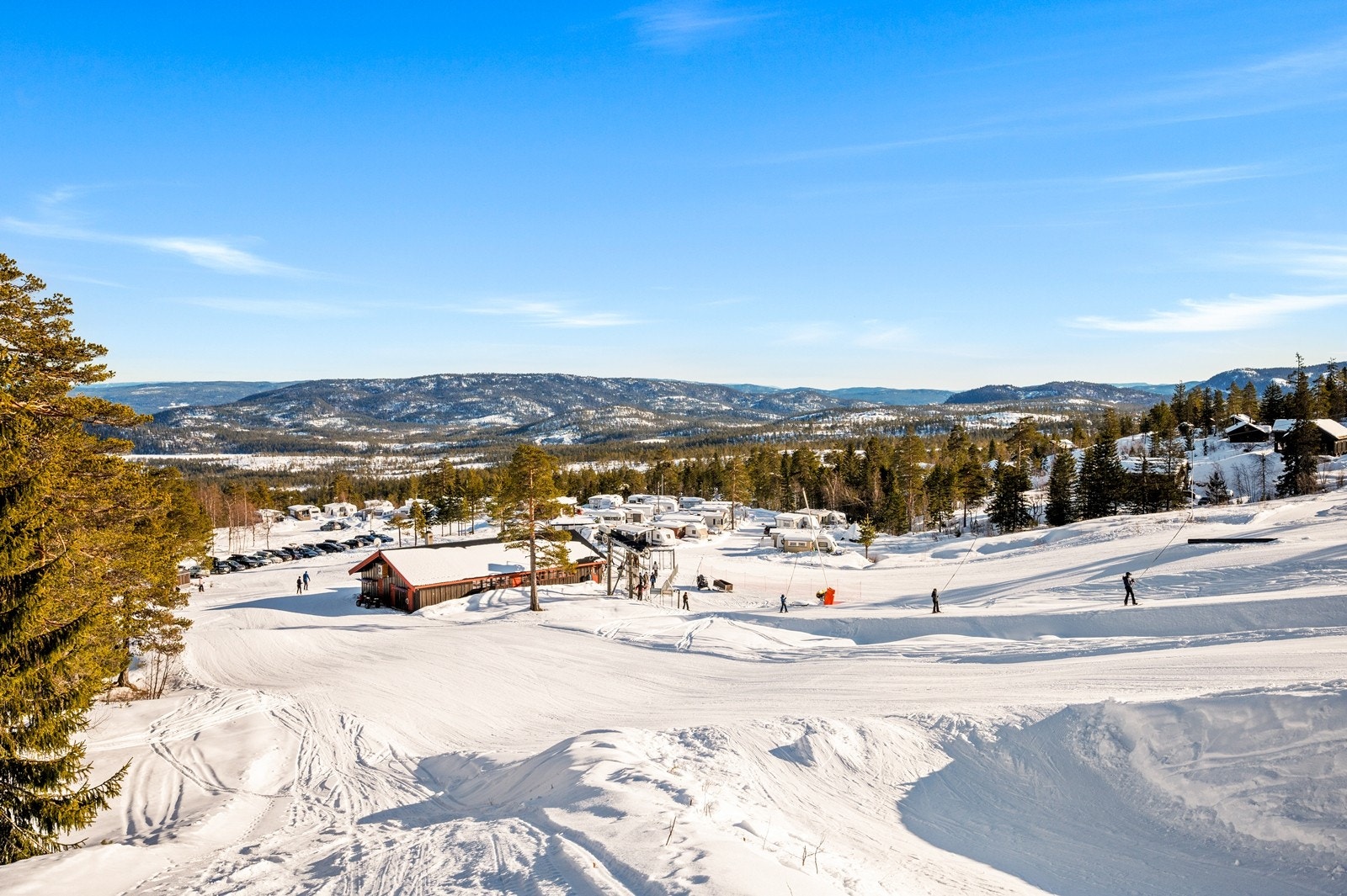 Blefjellheisen byr på familievennlige forhold med sine 3 nedfarter. Anlegget har servering fra "Varmestua" og tilbyr utleie av ski og snowboard. Bakken ligger i kort avstand fra hytta. Galleribilde