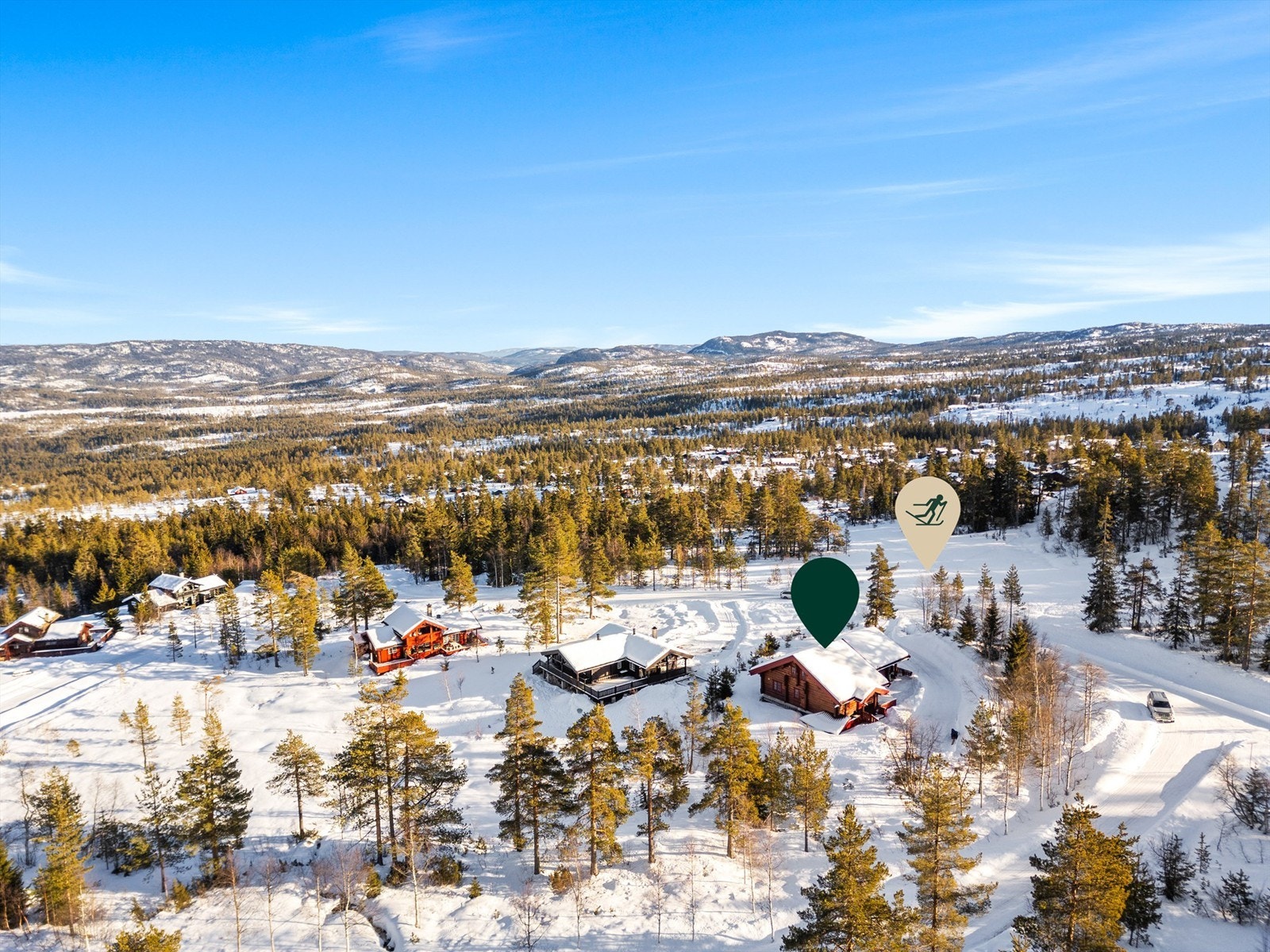 Hytta har naturskjønn beliggenhet på Værås ved Gvelven. Skisporet starter tvers over veien og Blefjellheisen ligger i kort avstand fra eiendommen. Galleribilde