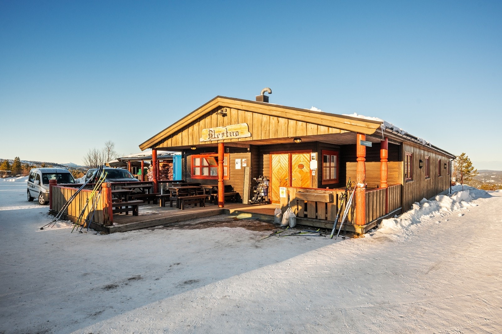 Blestua serveringssted byr på cafe, servering og fjellets beste "Blesnurr". Blestua er også et utmerket utgangspunkt for tur hele året. Galleribilde