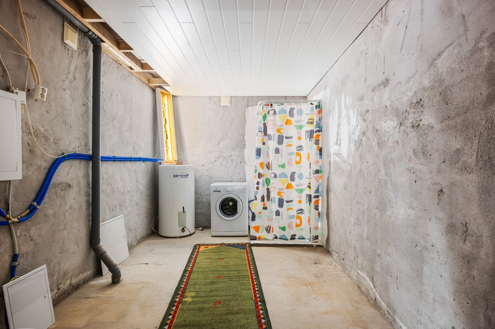 Påbegynt baderom i kjeller med gulvstående toalett, dusj og opplegg for vaskemaskin Galleribilde