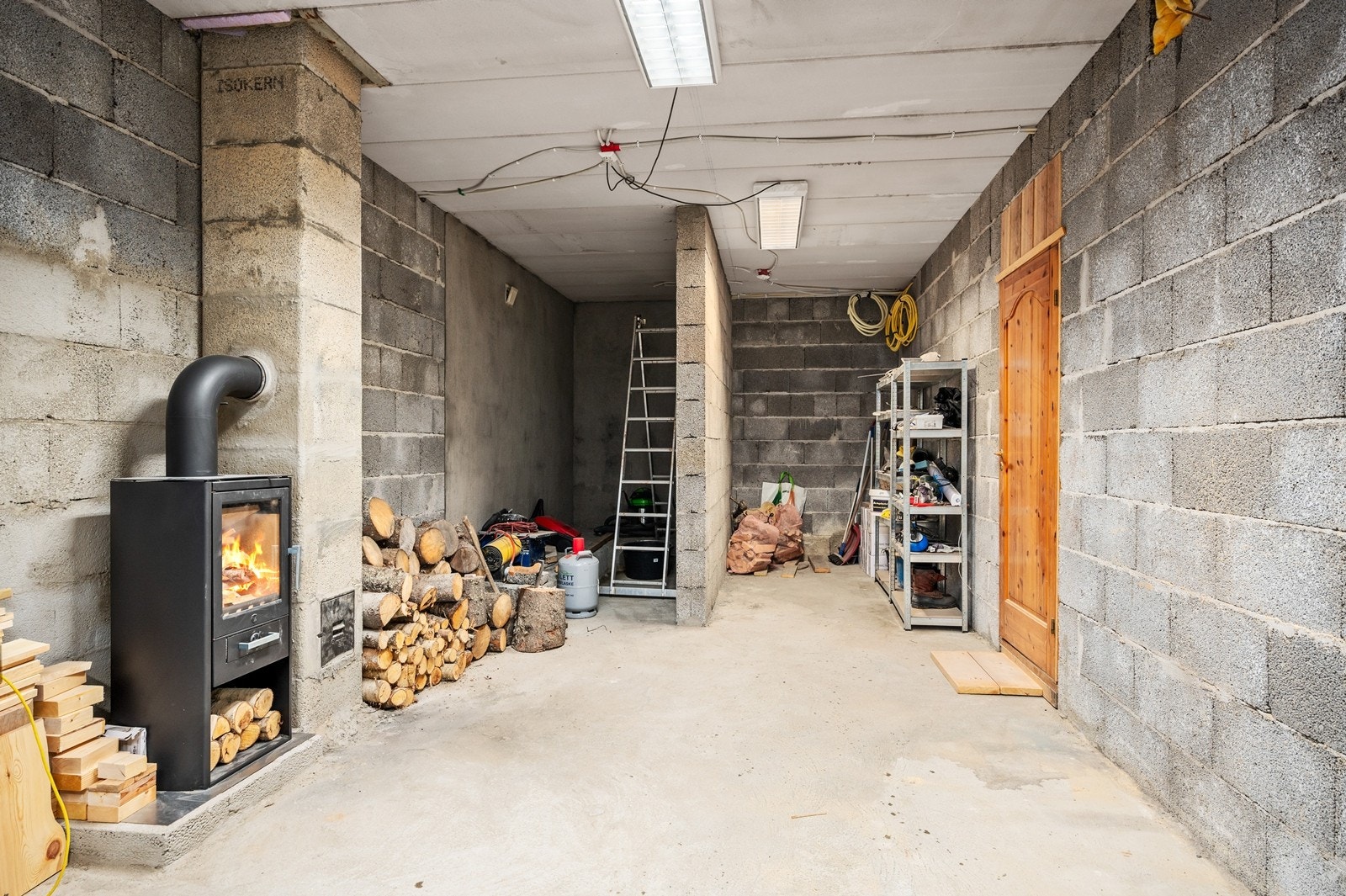 Kjelleretasjen er påbegynt tilrettelagt for innredning av rom (ikke bruksendret/omsøk). Her er det god plass til f.eks. trimrom, badstue eller andre hobbyrom. Galleribilde