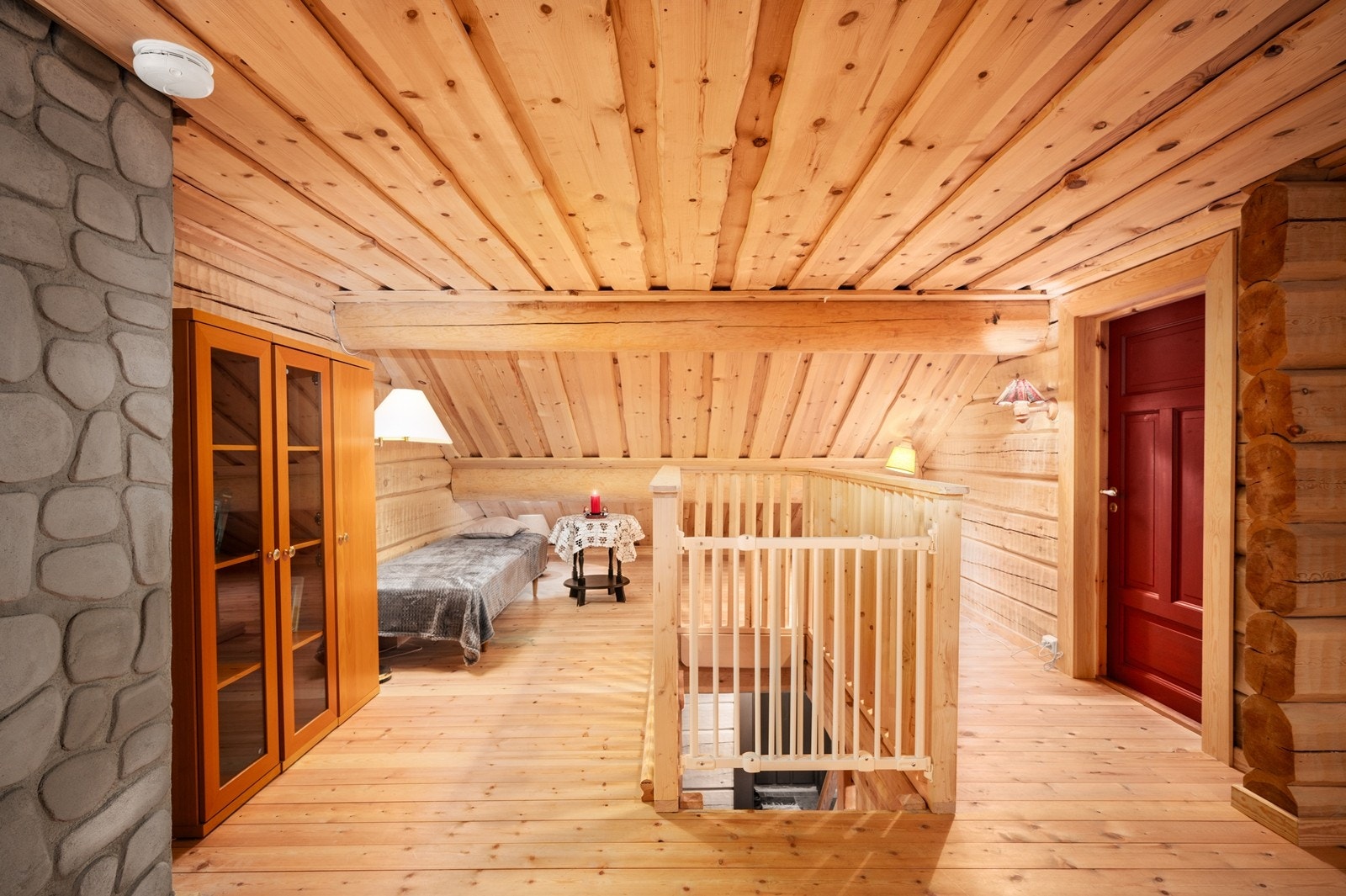 Innredet loftstue på hemsen Galleribilde