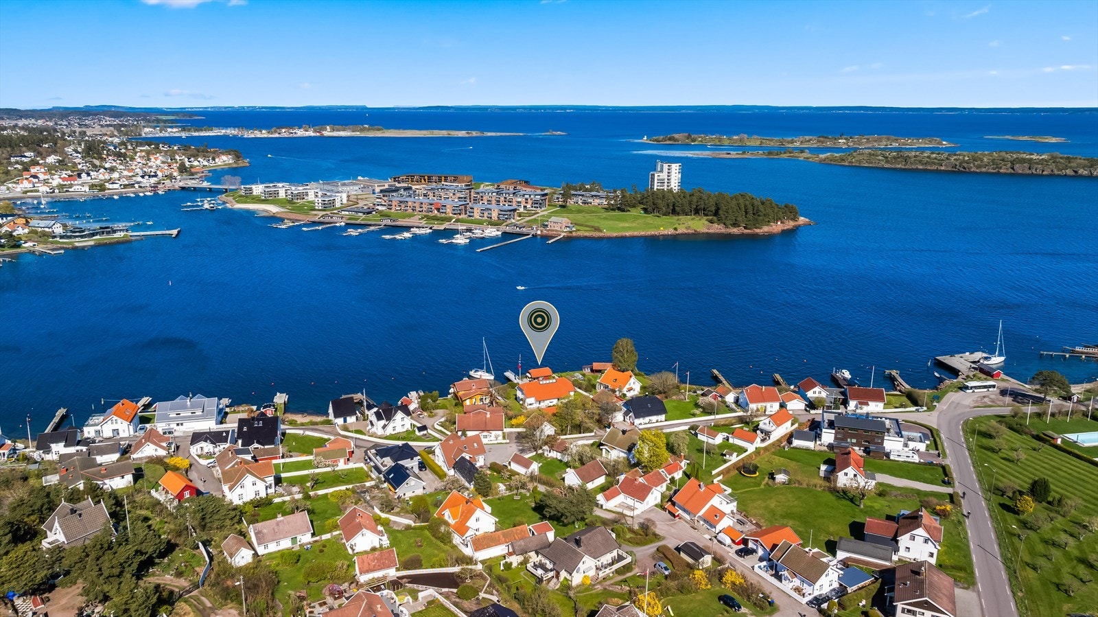 Nærmiljøet er familievennlig og byr på en rekke rekreasjonsmuligheter, som blant annet kyststi, badestrender og golfbaner Galleribilde