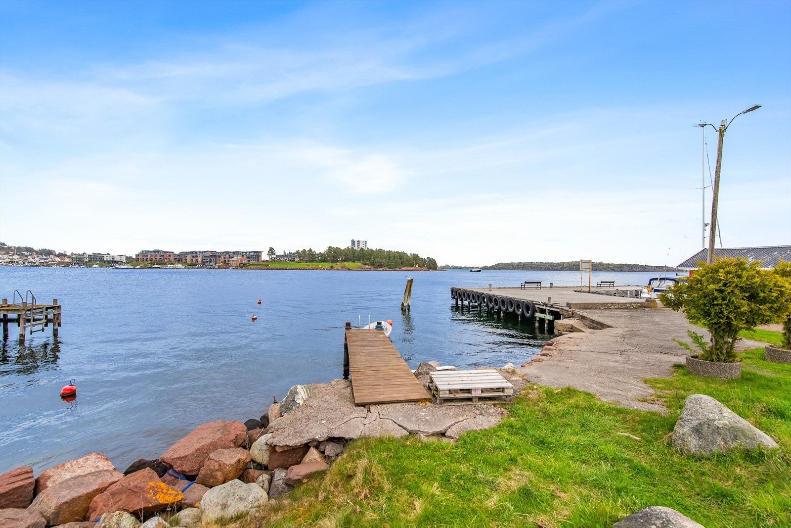 Husøy Havn er et knutepunkt i lokalsamfunnet, med bryggeanlegg, ferjebu og tilgang til den populære gratisferjen Ole III, som tar deg over til Husvik på kun to minutter Galleribilde