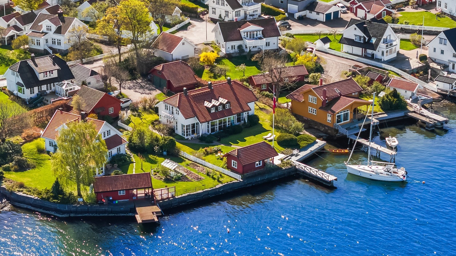 Strandveien 7B er en praktfull familiebolig i idylliske og maritime omgivelser i attraktive Husøysund! Galleribilde