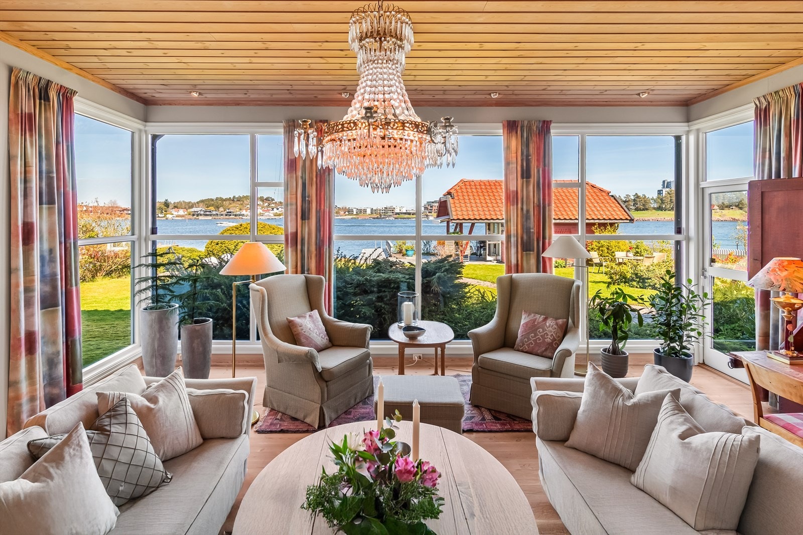 I boligens 1. etasje er det 2 lyse stuer Galleribilde