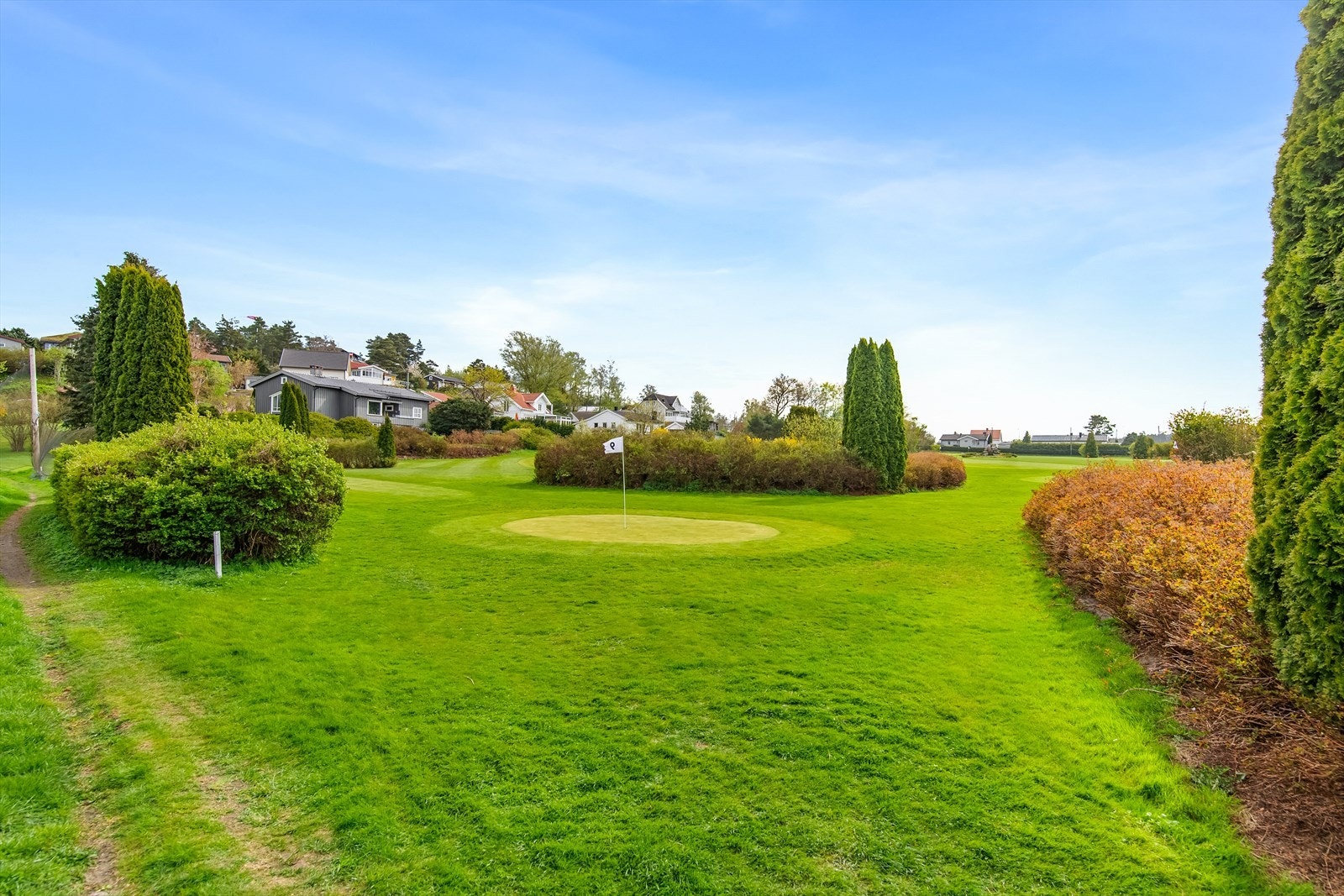 Et steinkast unna finner du Husøy Golfklubb - en flott 9-hulls kortbane med både par 3- og par 4-hull, omgitt av vakker natur Galleribilde