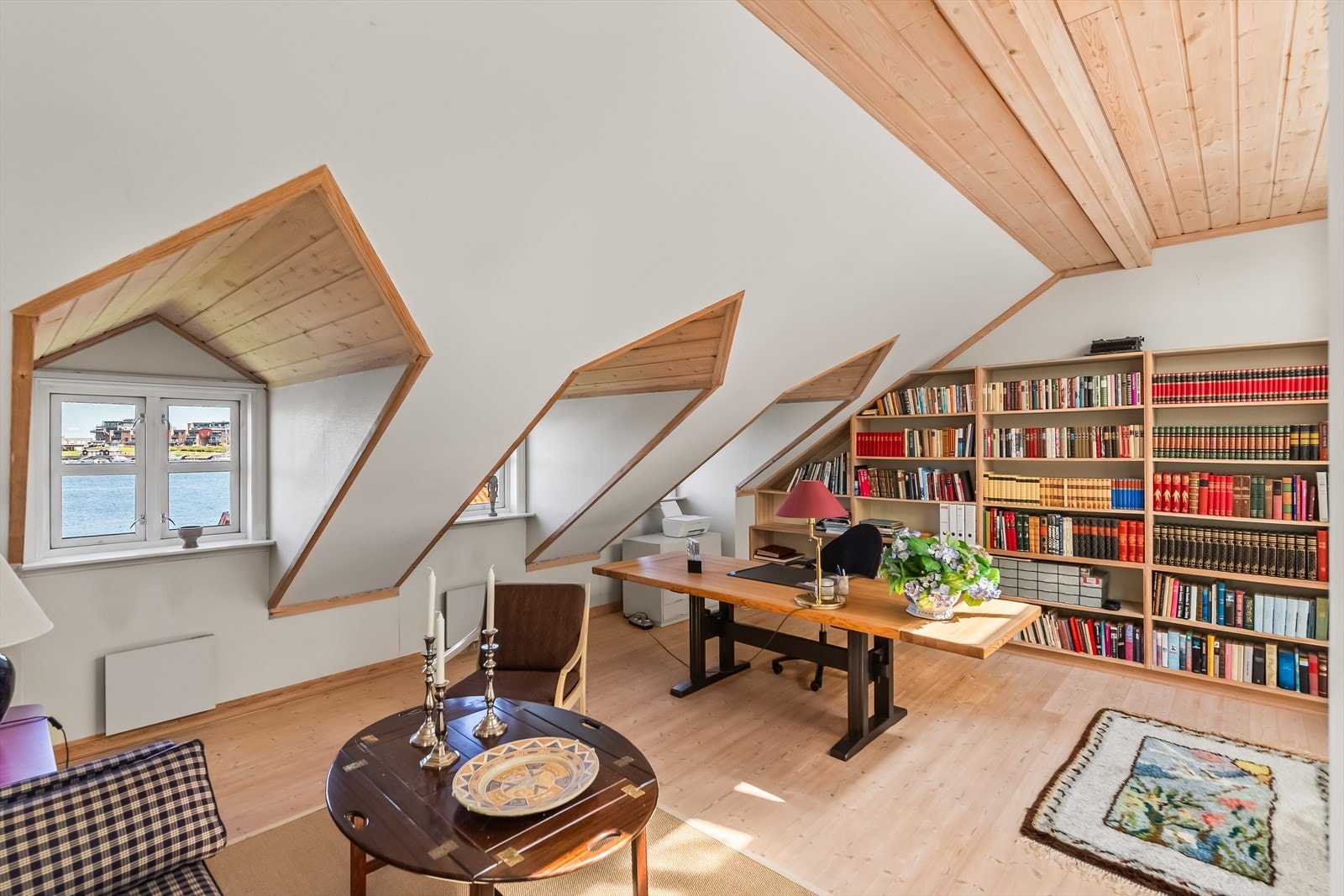 Etasjen rommer også et flott kontor som også kan innredes som en flott loftstue Galleribilde