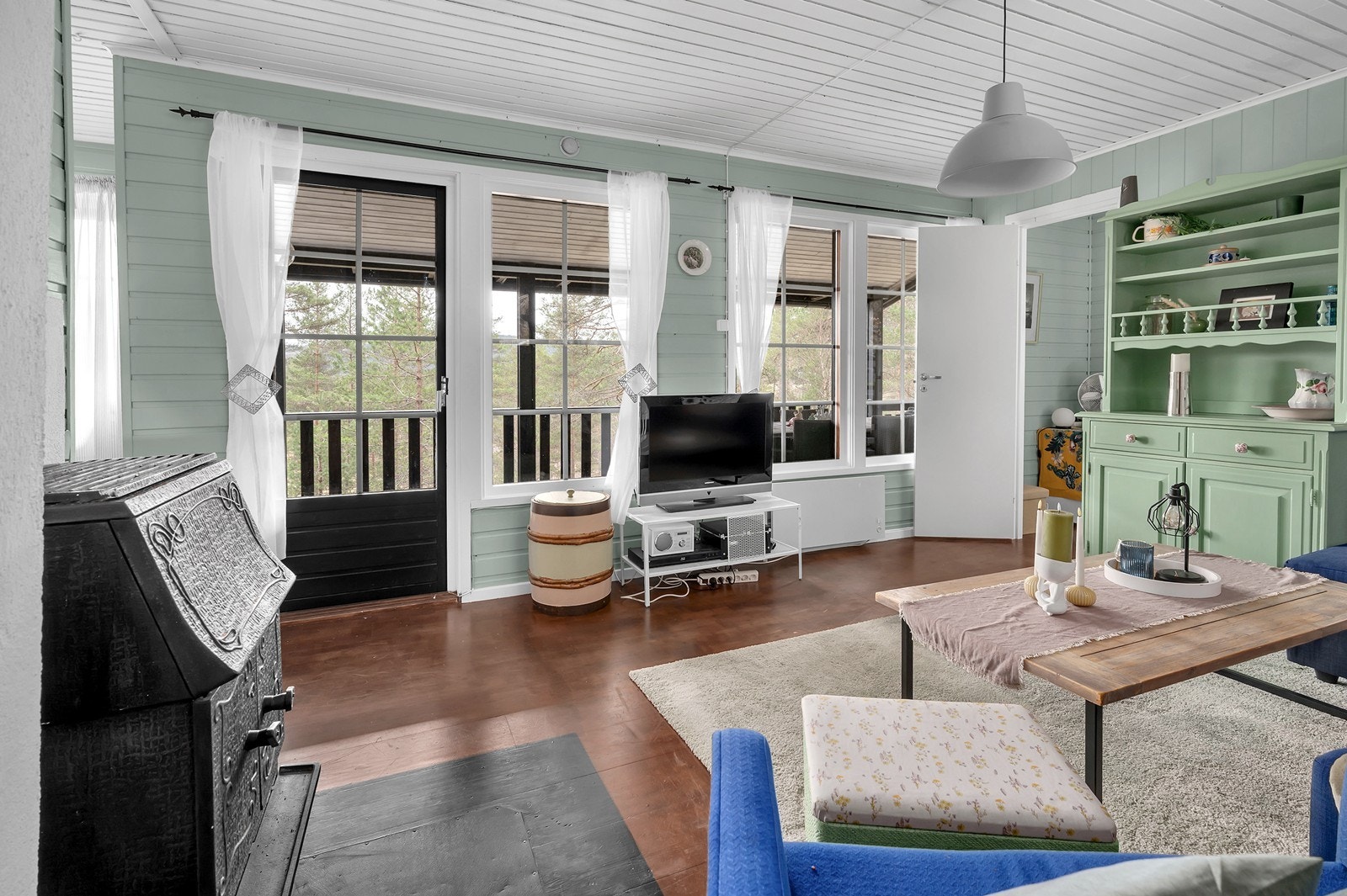 Fra stua er det direkte utgang til veranda Galleribilde