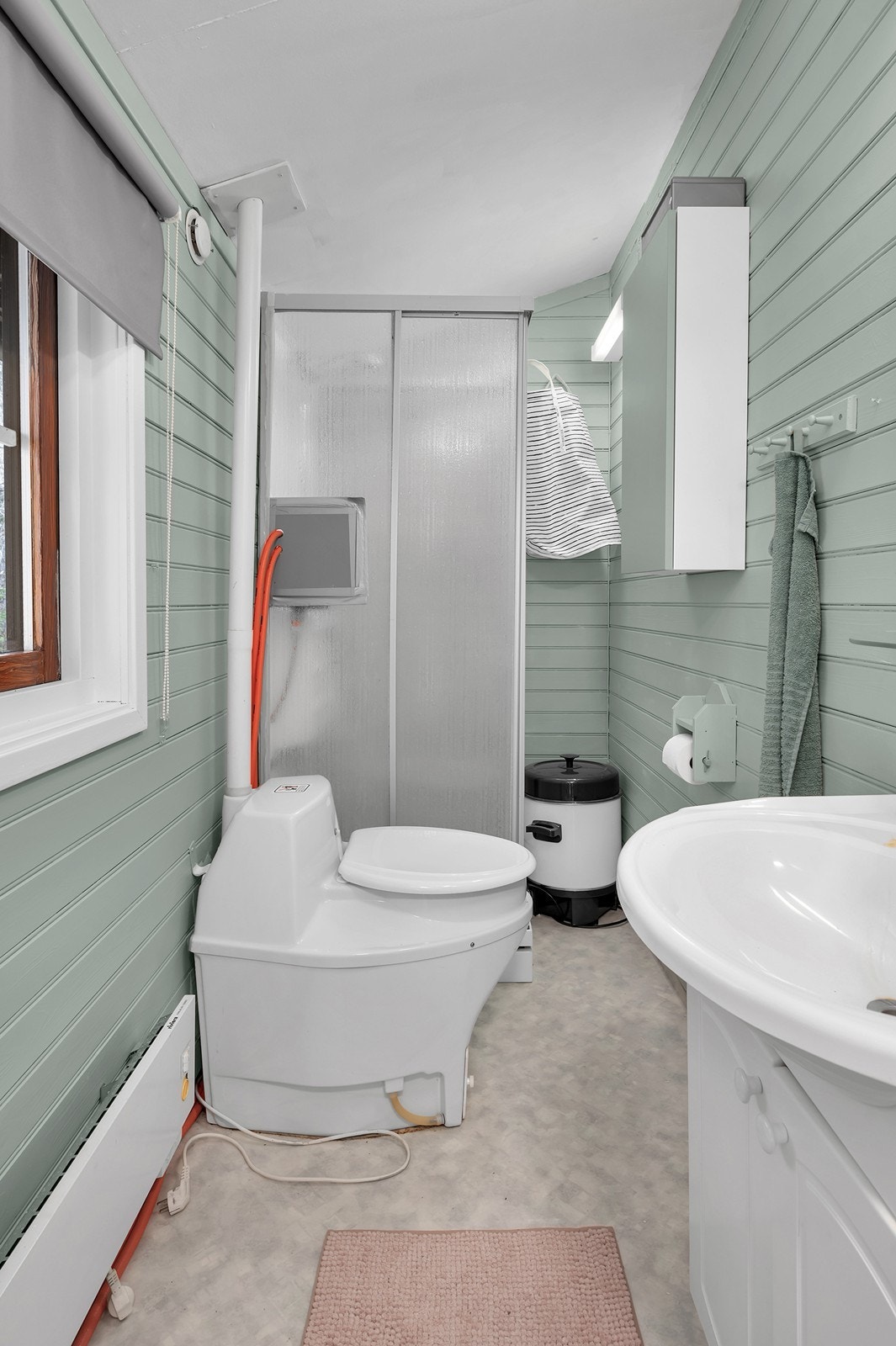 Det er forbrenningstoalett og dusjkabinett i hytta Galleribilde