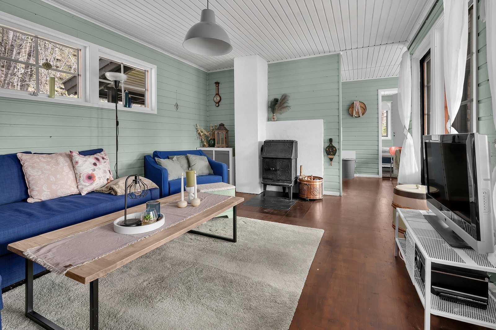 Lys og åpen stue med peisovn Galleribilde