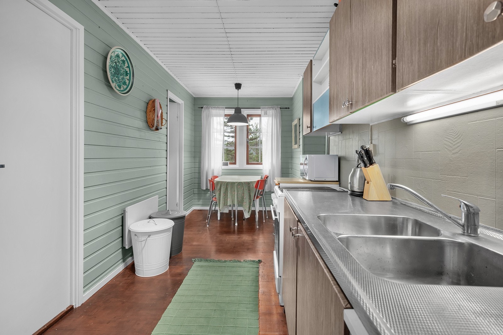 Pent kjøkken med plass til spisebord Galleribilde