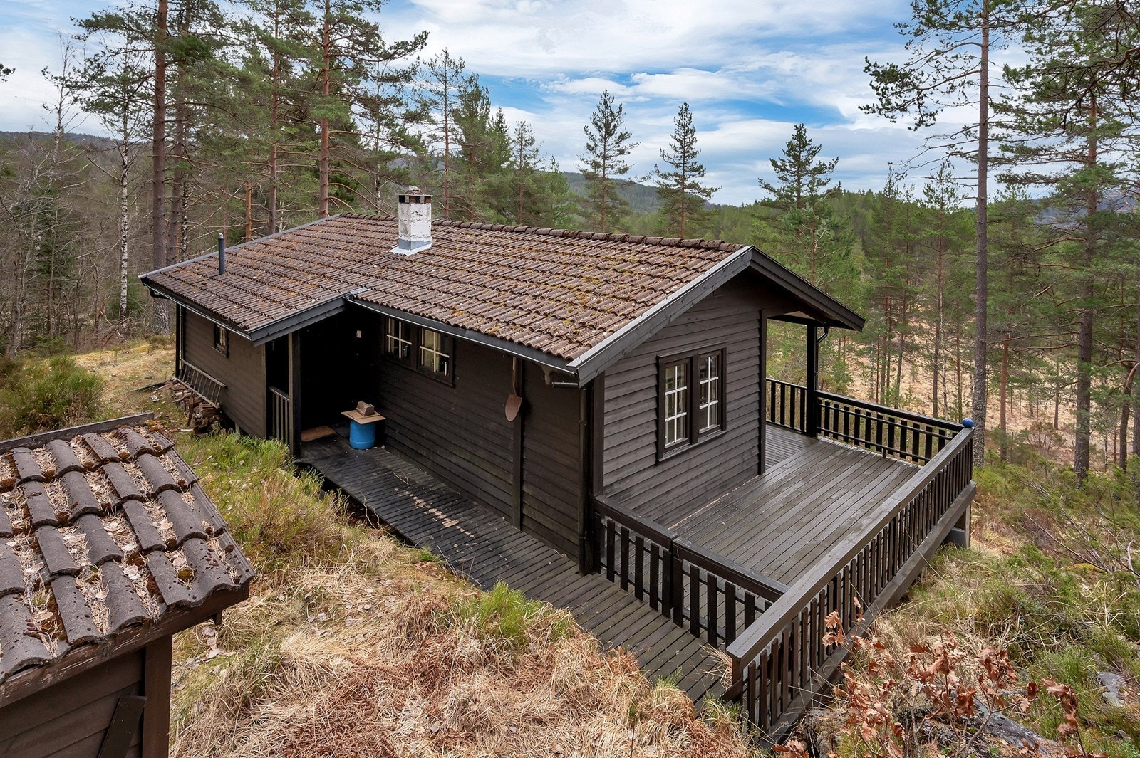 Hytta ligger usjenert til og har rikelig av terrasse Galleribilde