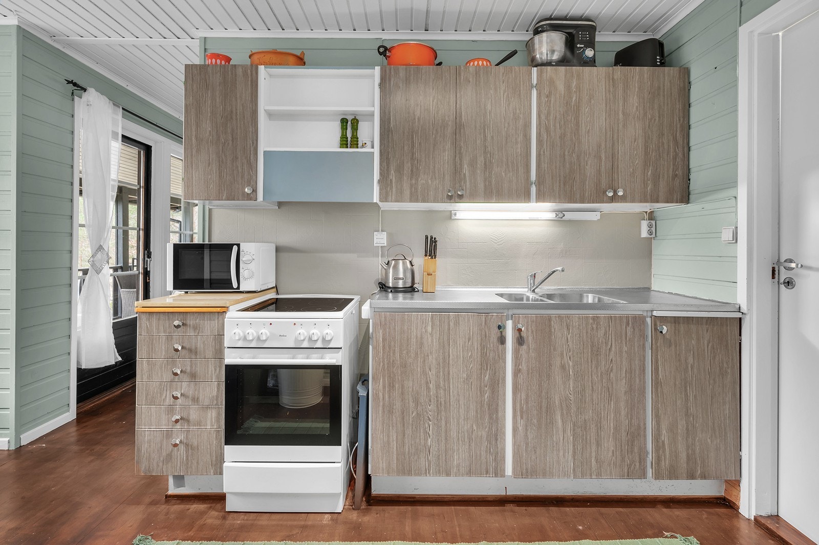 Pent kjøkken med komfyr og kjøleskap Galleribilde