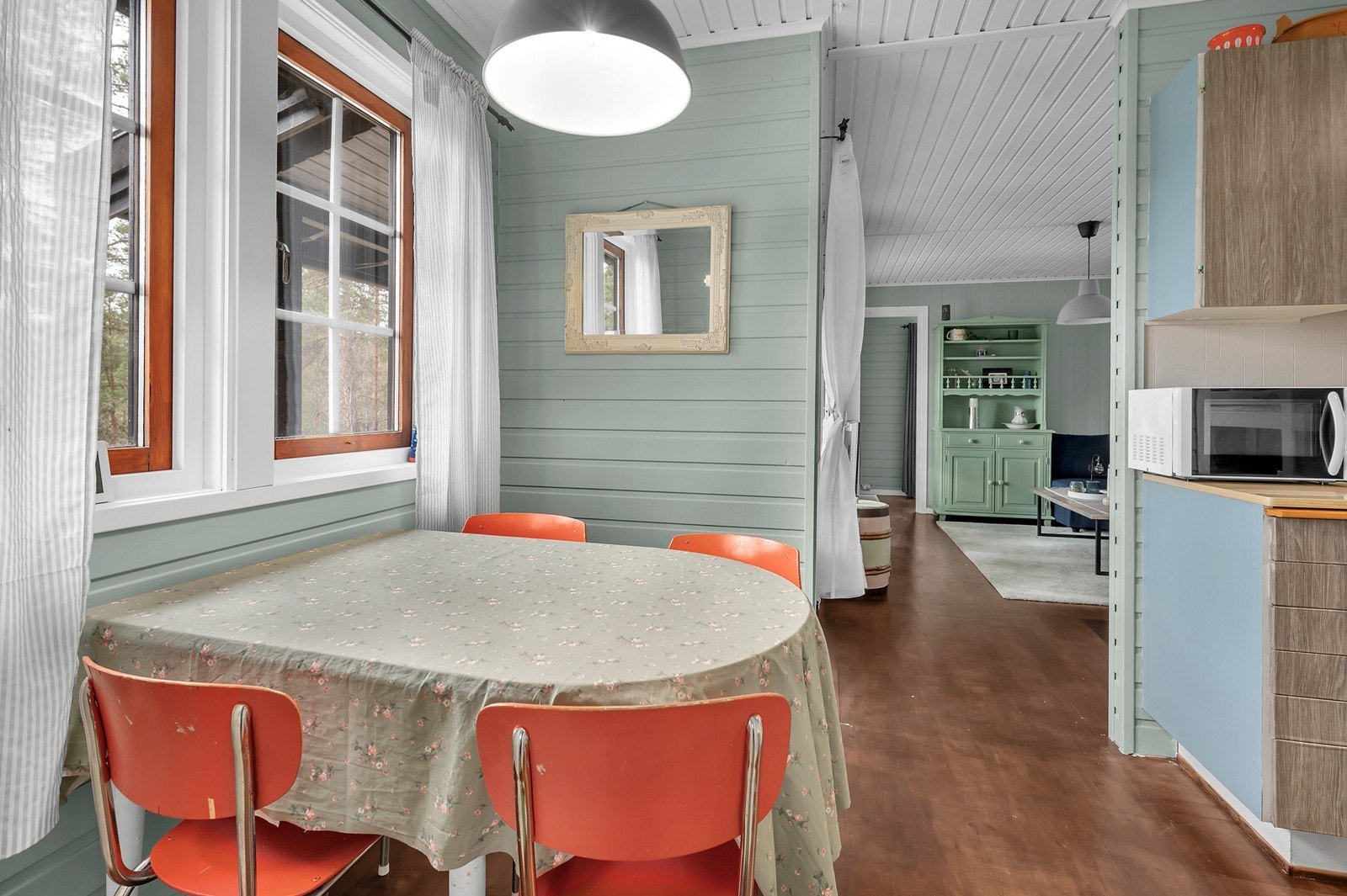 Hytta er gjennomgående lys og luftig med flere vindusflater Galleribilde