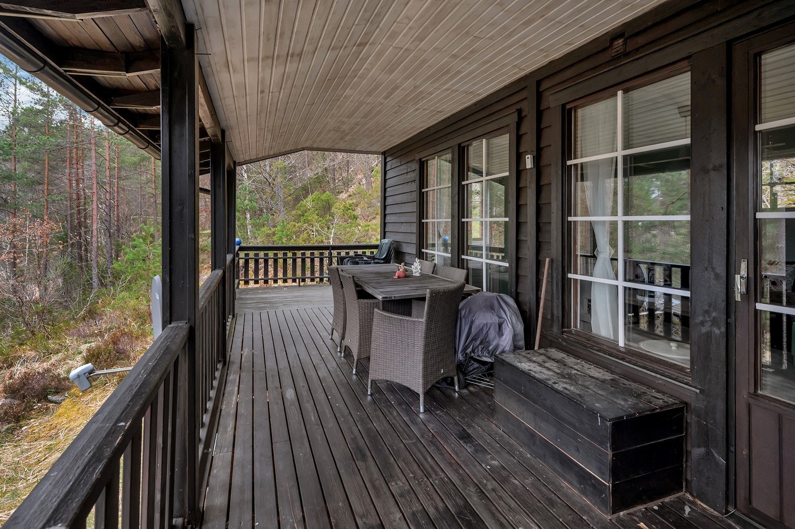 Overbygd veranda som gjør at man kan nyte dagen ekstra lenge Galleribilde