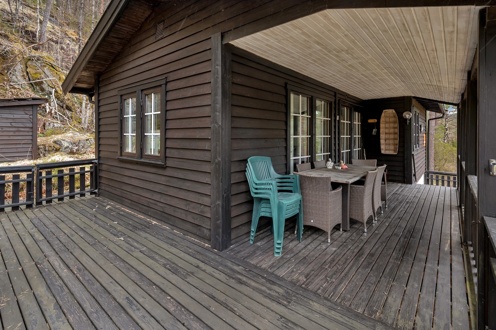 Stor veranda med plass til flere sittegrupper Galleribilde