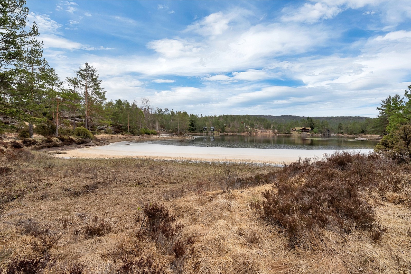 Det er god bade samt fiskemuligheter like ved hytta Galleribilde