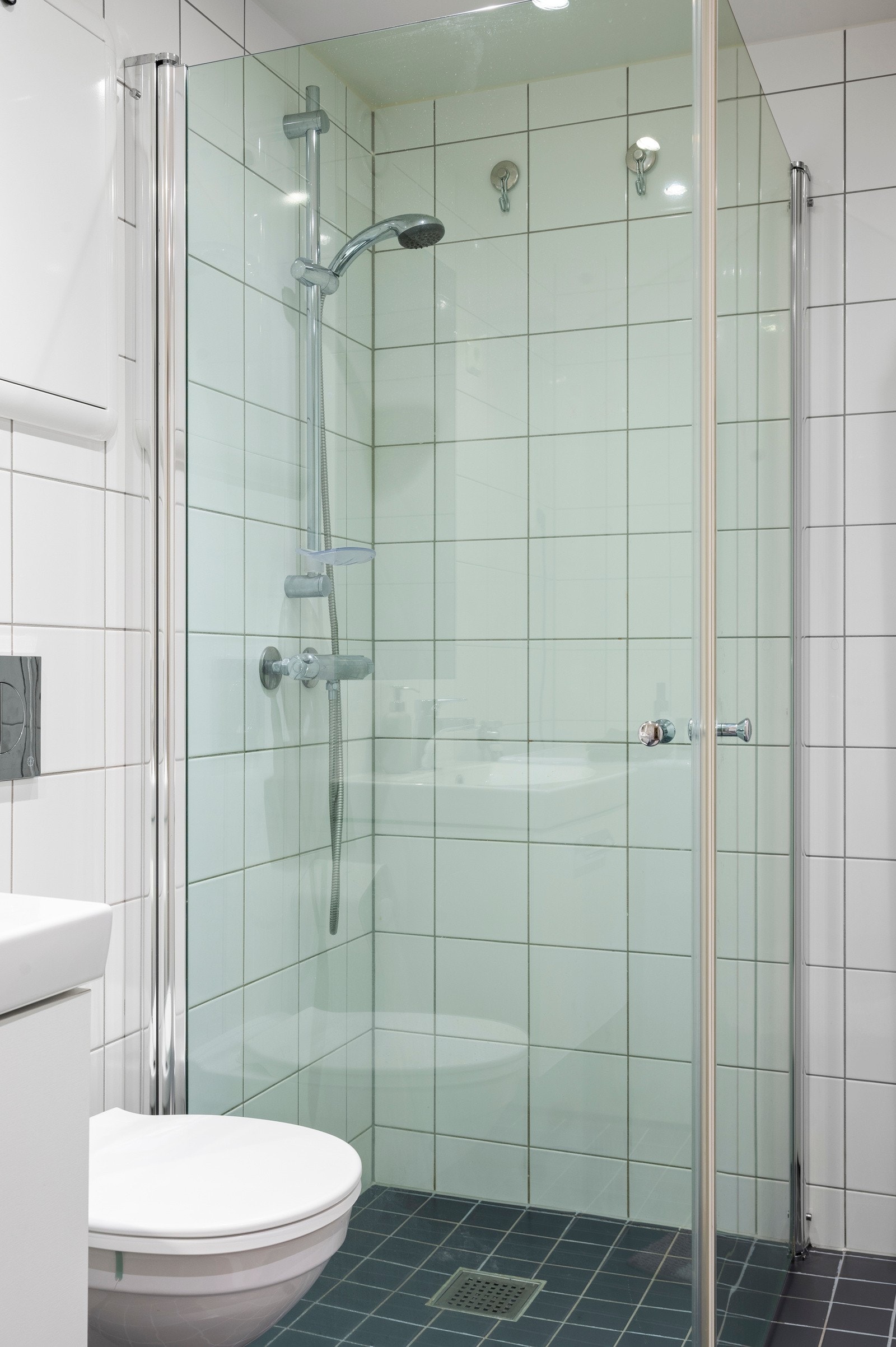 Videre er badet utstyrt med servant med skapinnredning og speil over samt opplegg for både oppvaskmaskin og tørketrommel Galleribilde