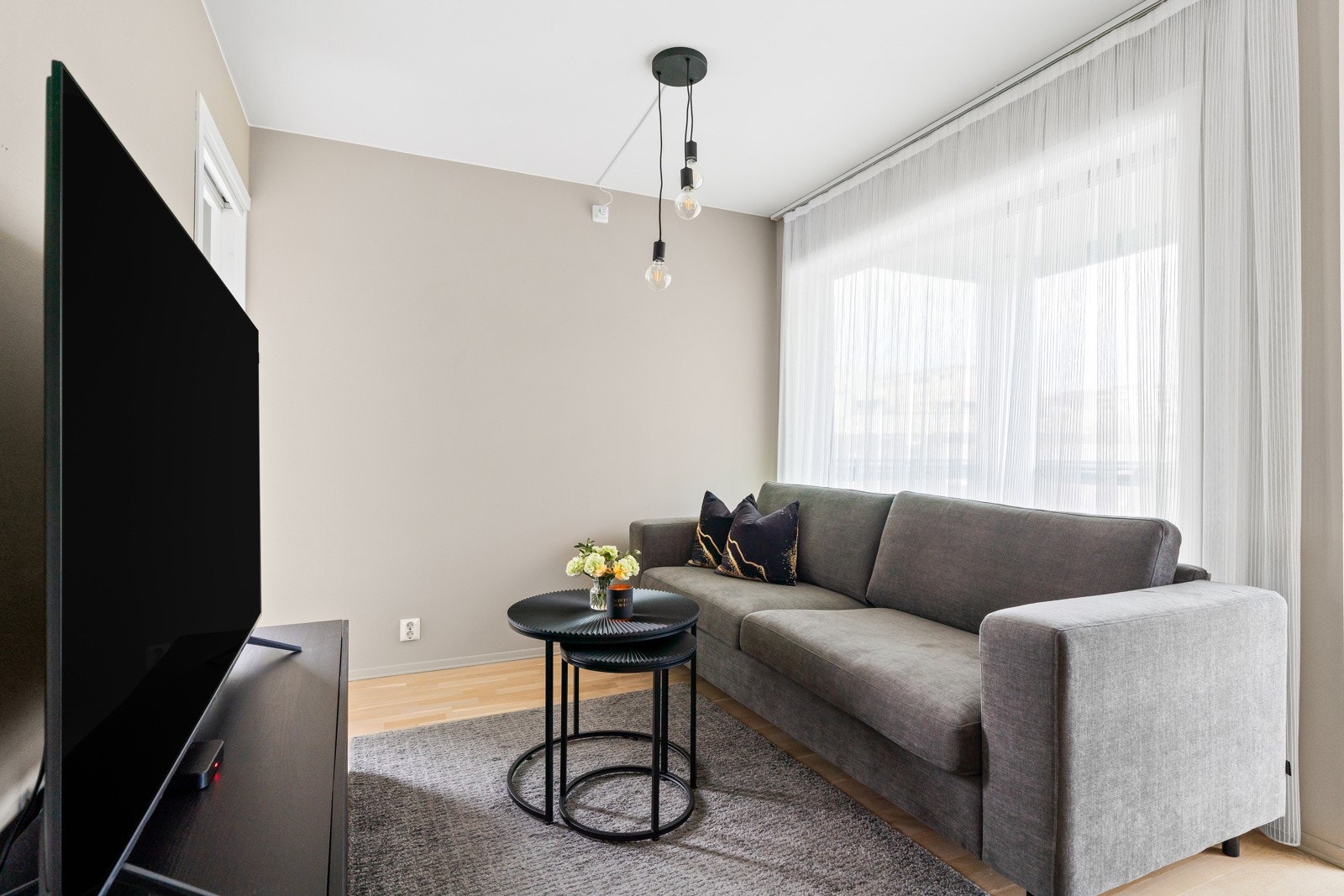 Stuen har god plass til møblement som sofa med tilhørende salongbord og tv-seksjo Galleribilde