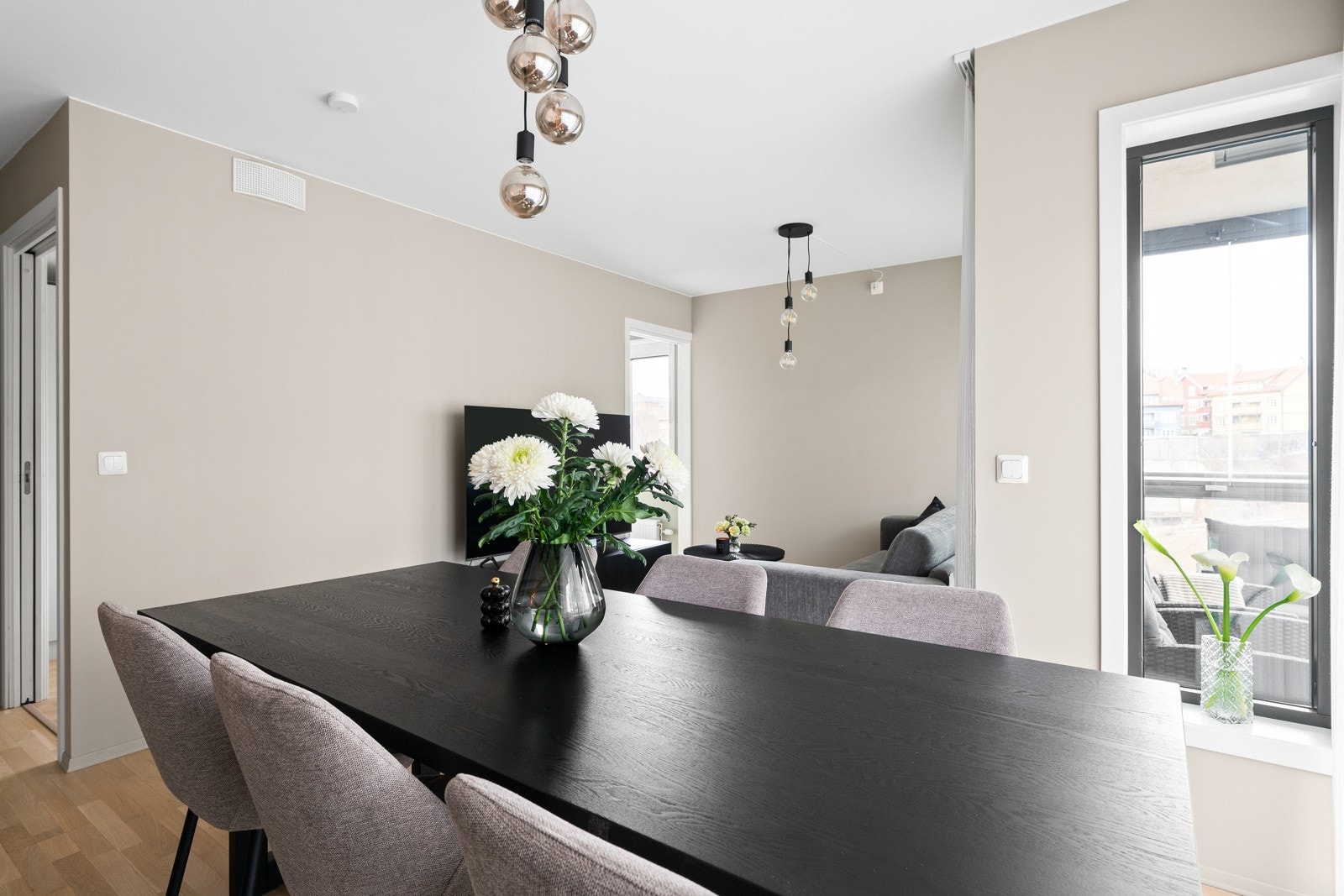 Utformingen gjør at det er god plass til en romslig spisestue Galleribilde