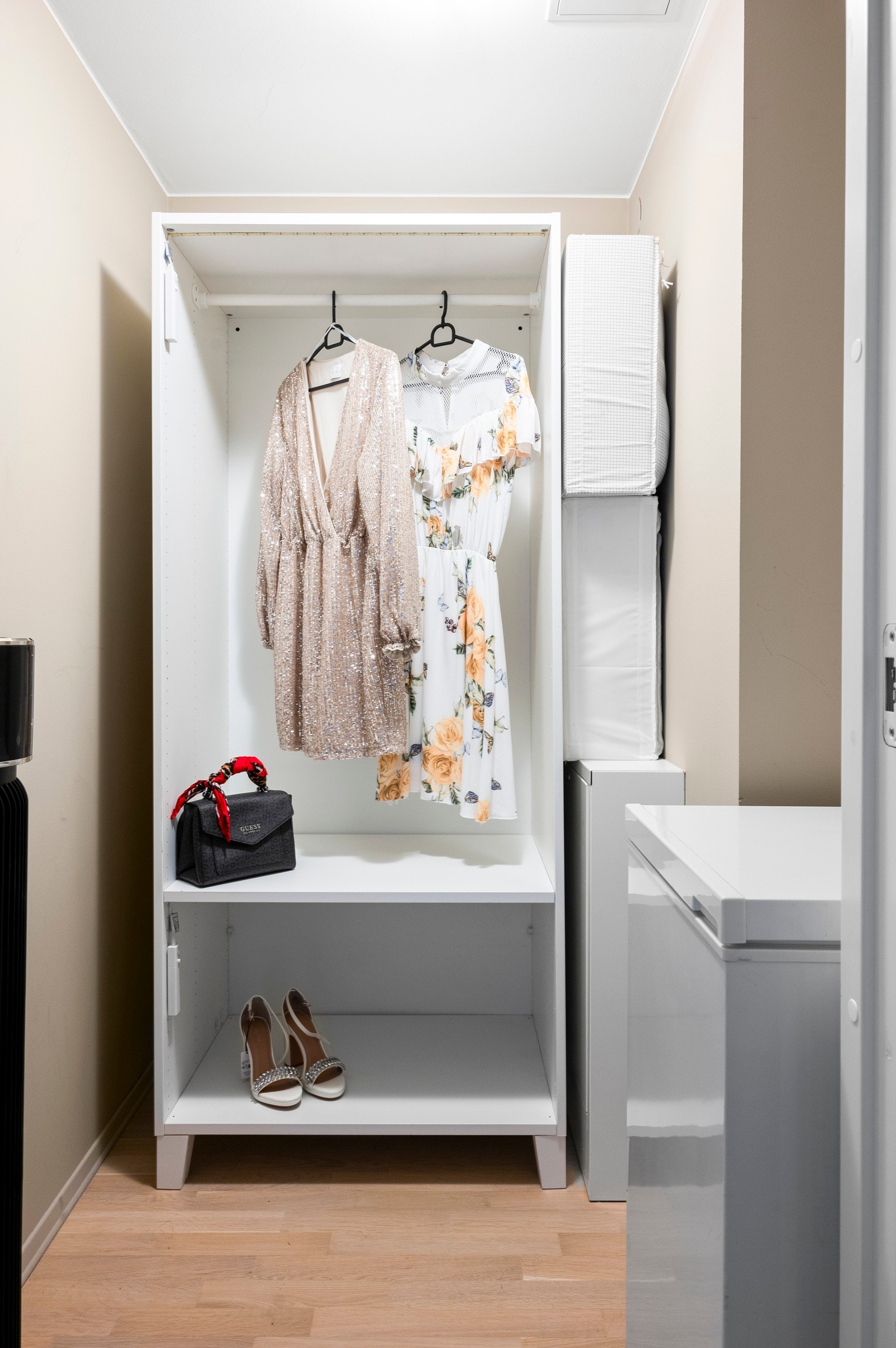 Omkledningsrom/ nnvending bod med god plass til oppbevaring Galleribilde