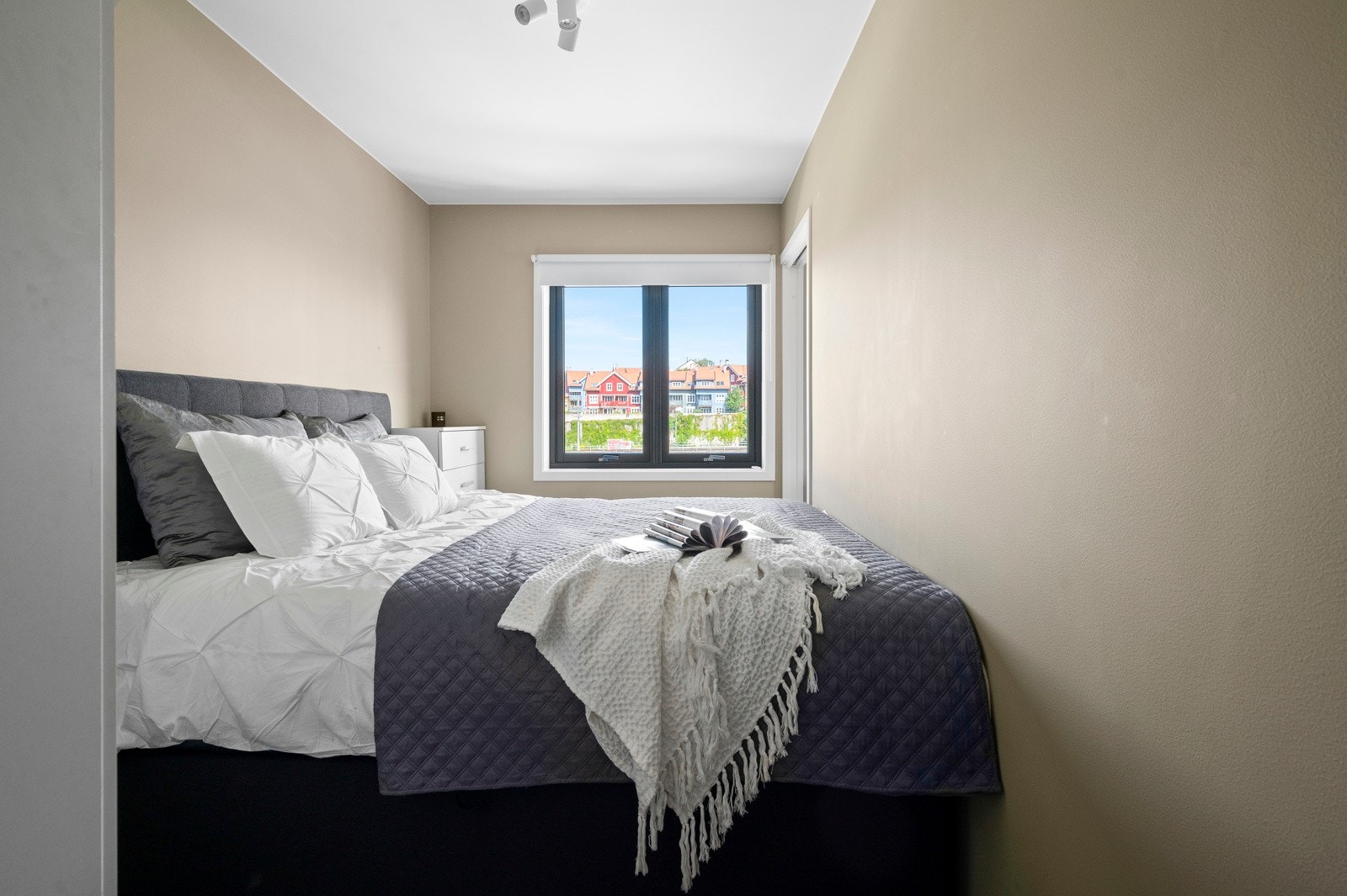 Veggflatene er malt i en lun tone og på gulvet er det lekker, nyslipt parkett Galleribilde