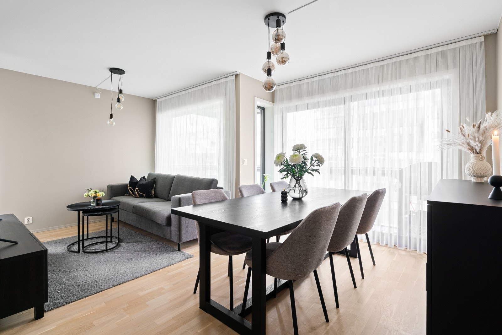 Leiligheten har en god planløsning og arealfordeling med store vindusflater som bidrar til fine lysforhold Galleribilde